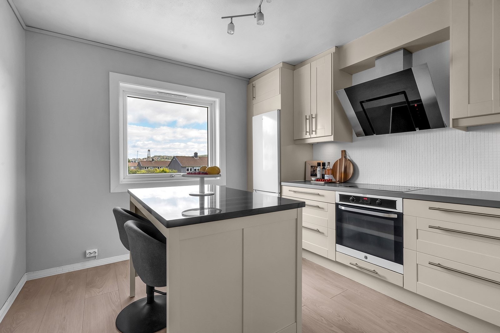 Her finner du en praktisk kjøkkenøy med granittbenkeplate, som gir ekstra arbeidsbenk eller perfekt for mindre måltider Galleribilde