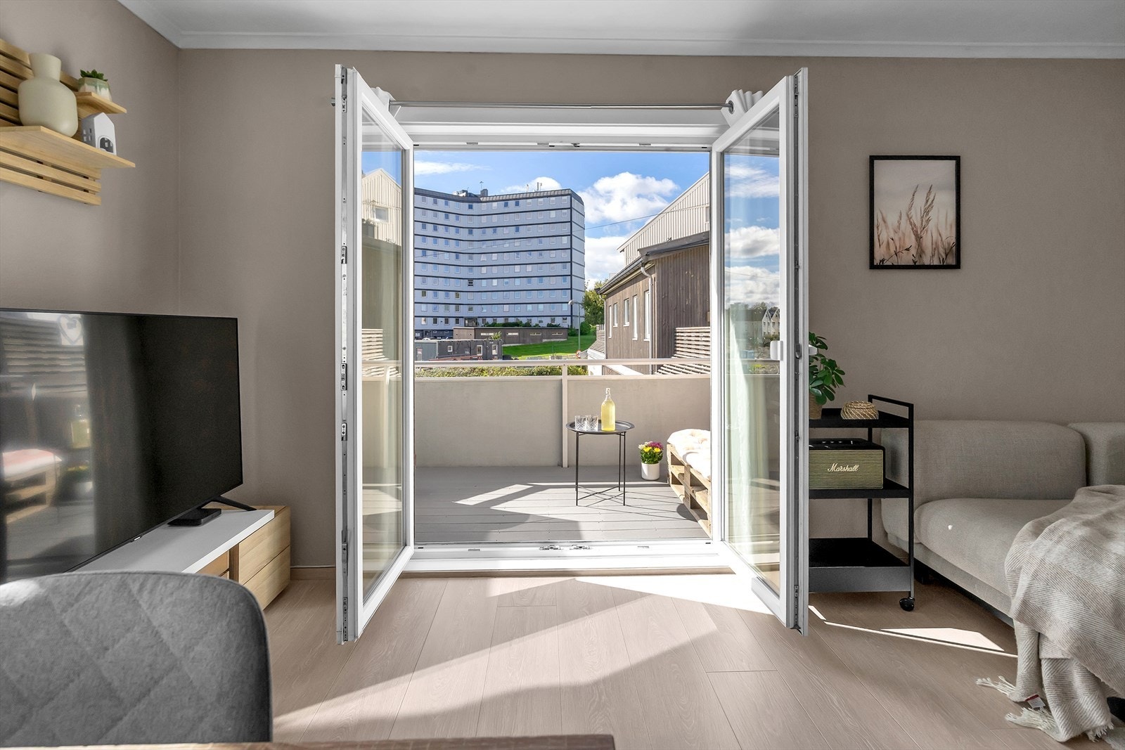 Den er belagt med kompositt terrassebord som er tilnærmet vedlikeholdsfritt. Galleribilde