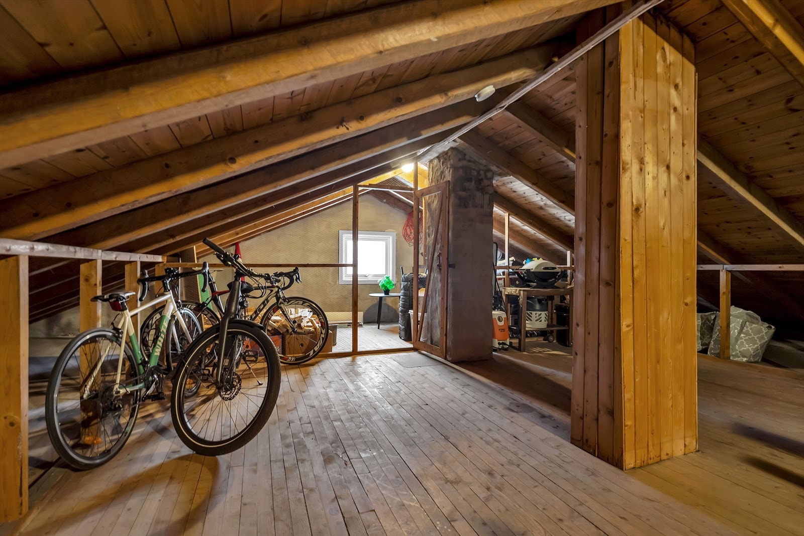 Loft med gode oppbevaringsmuligheter Galleribilde