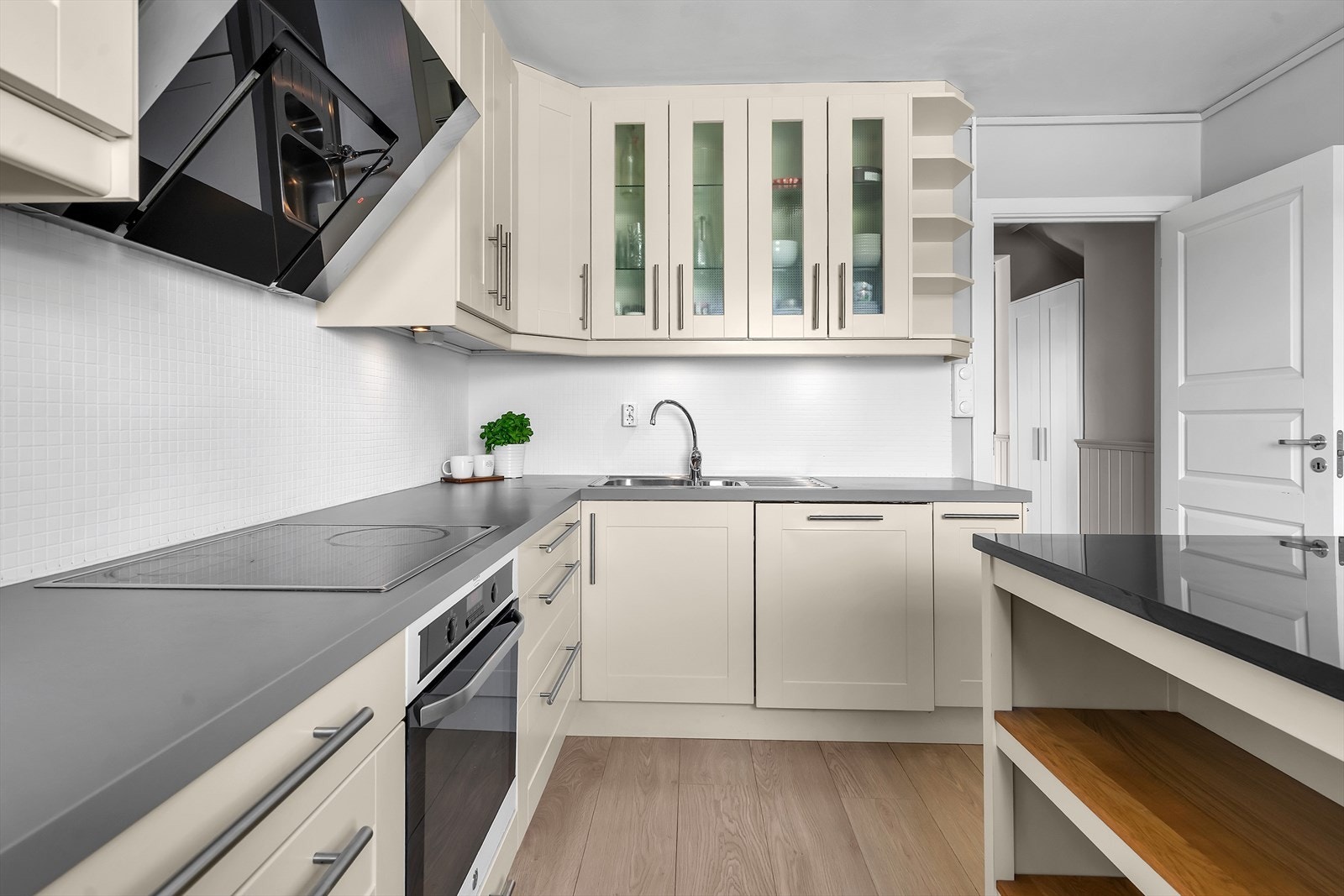 Kjøkken med innredning fra IKEA - funksjonelt innredet for både matlaging og sosialt samvær Galleribilde