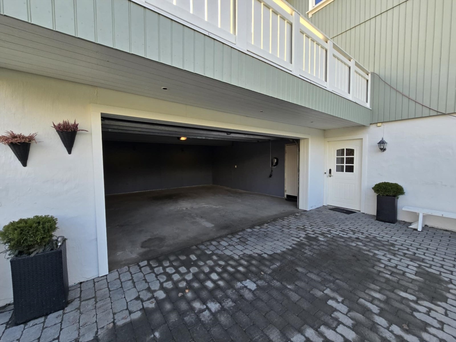 Det er biloppstillingsmuligheter på egen gårdsplass, samt i tilhørende dobbel garasje. Her er det også montert ladeboks for el-bil. Galleribilde