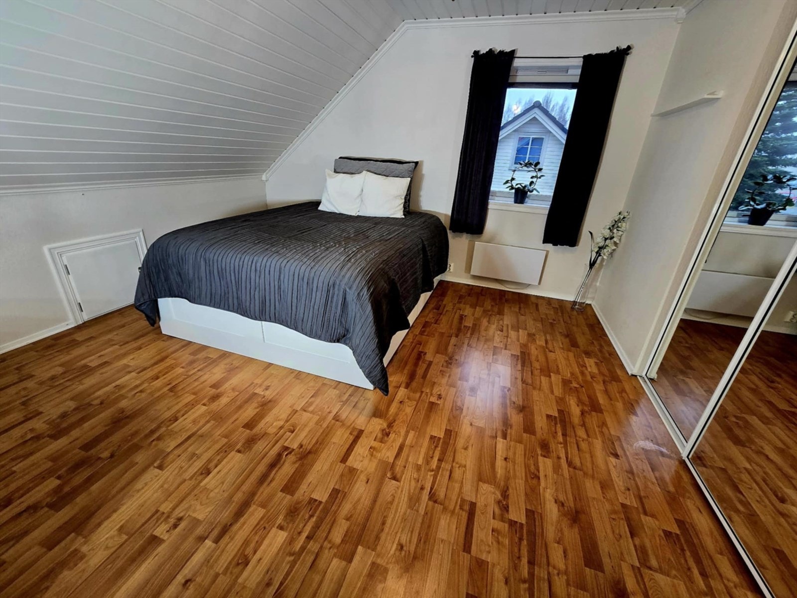 Soverom i 2. etasje med tilhørende skyvedørsgarderobe med speilfronter. Galleribilde