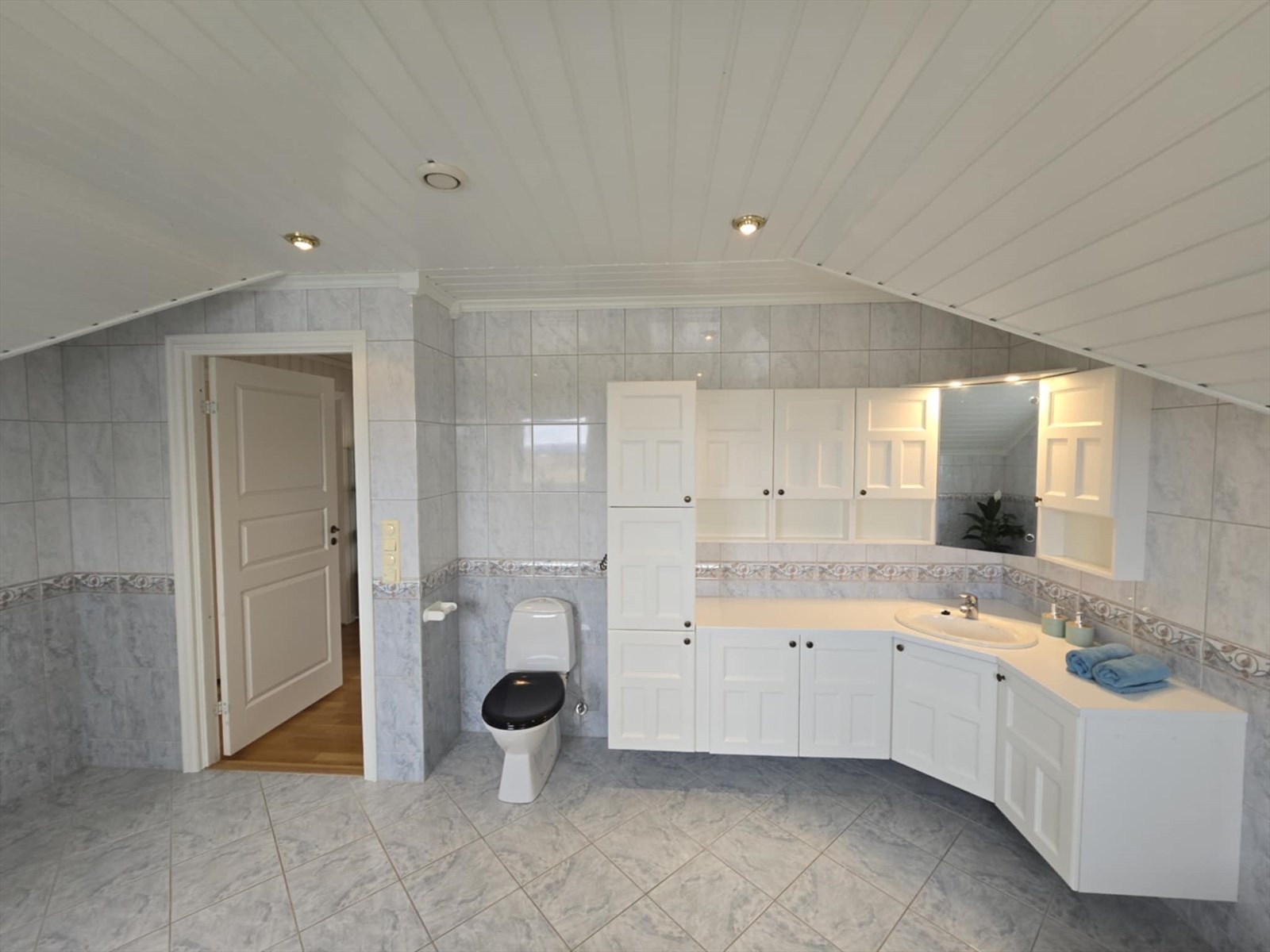 Romslig flislagt bad. Galleribilde