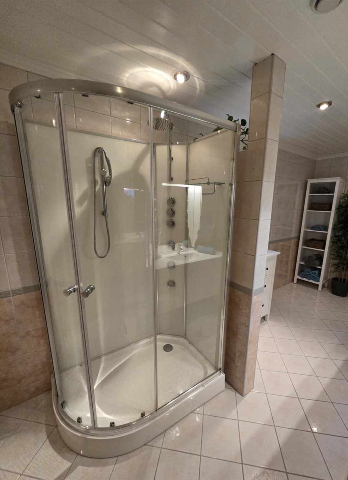 Badet er innredet med servant i baderomsinnredning, toalett og dusjkabinett. Galleribilde