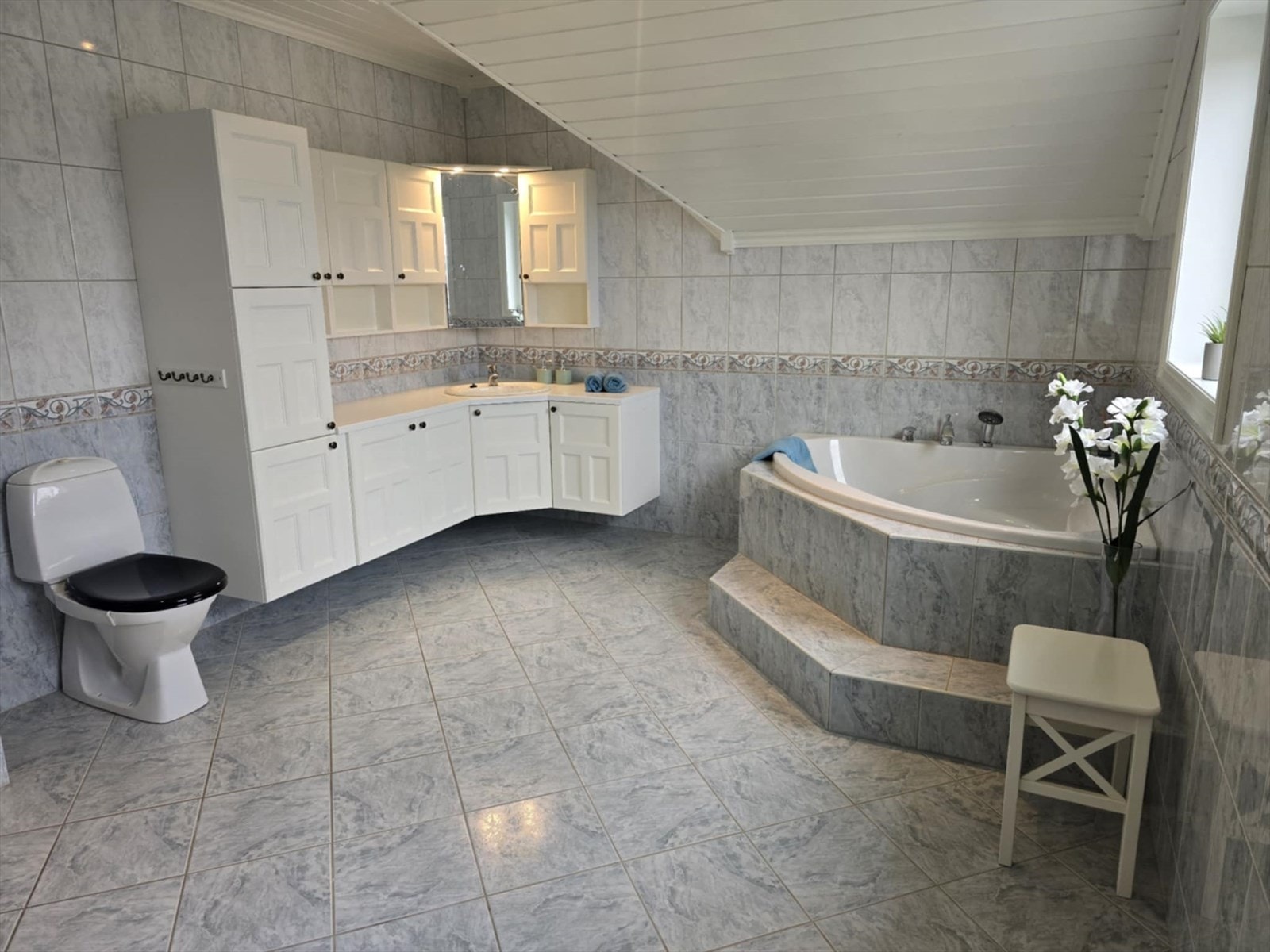 Flislagt bad i 2. etasje med gulvvarme. Det er downlights i himling. Galleribilde