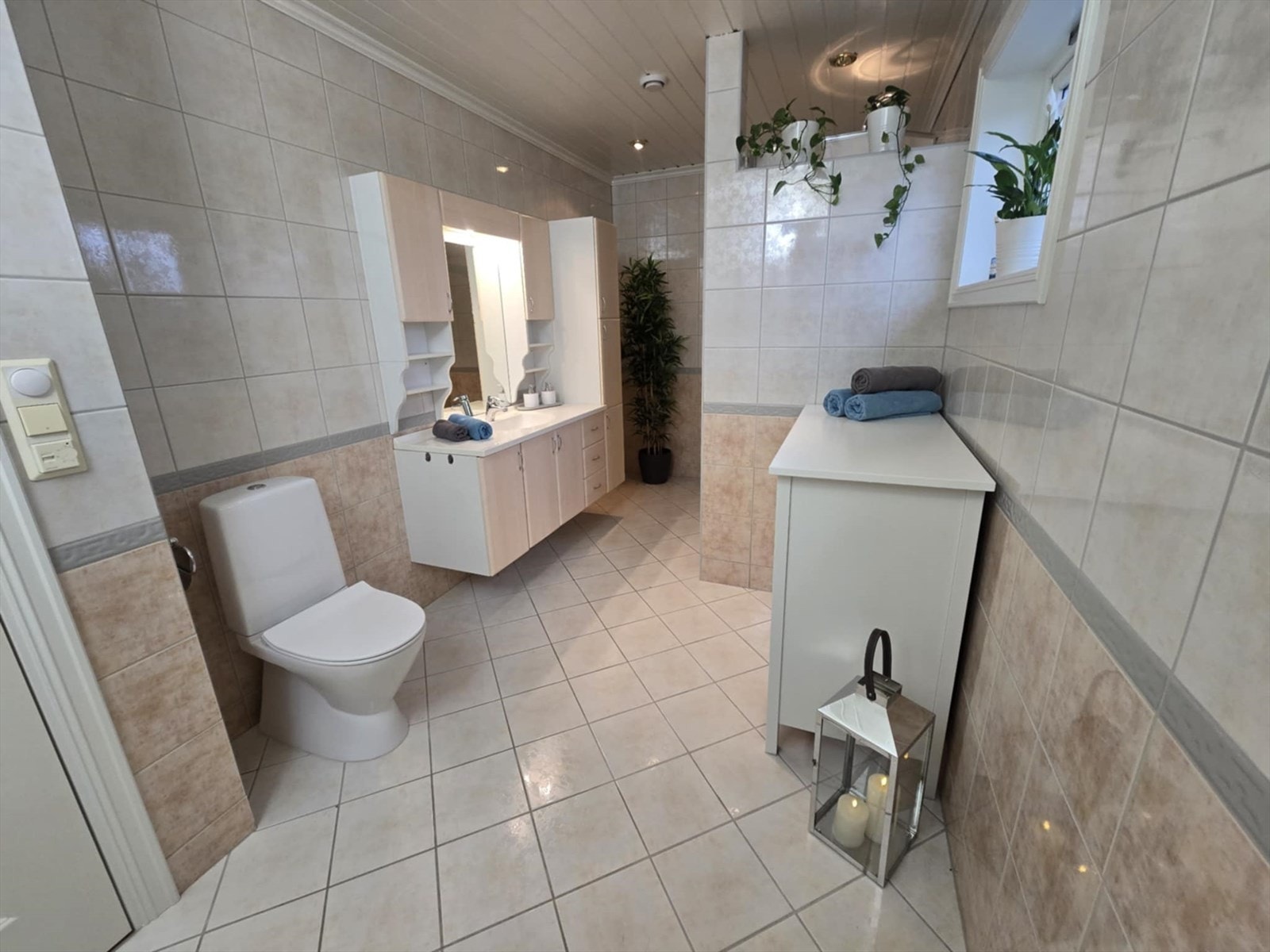 Stort og fint flislagt bad i 1. etasje med gulvvarme. Galleribilde