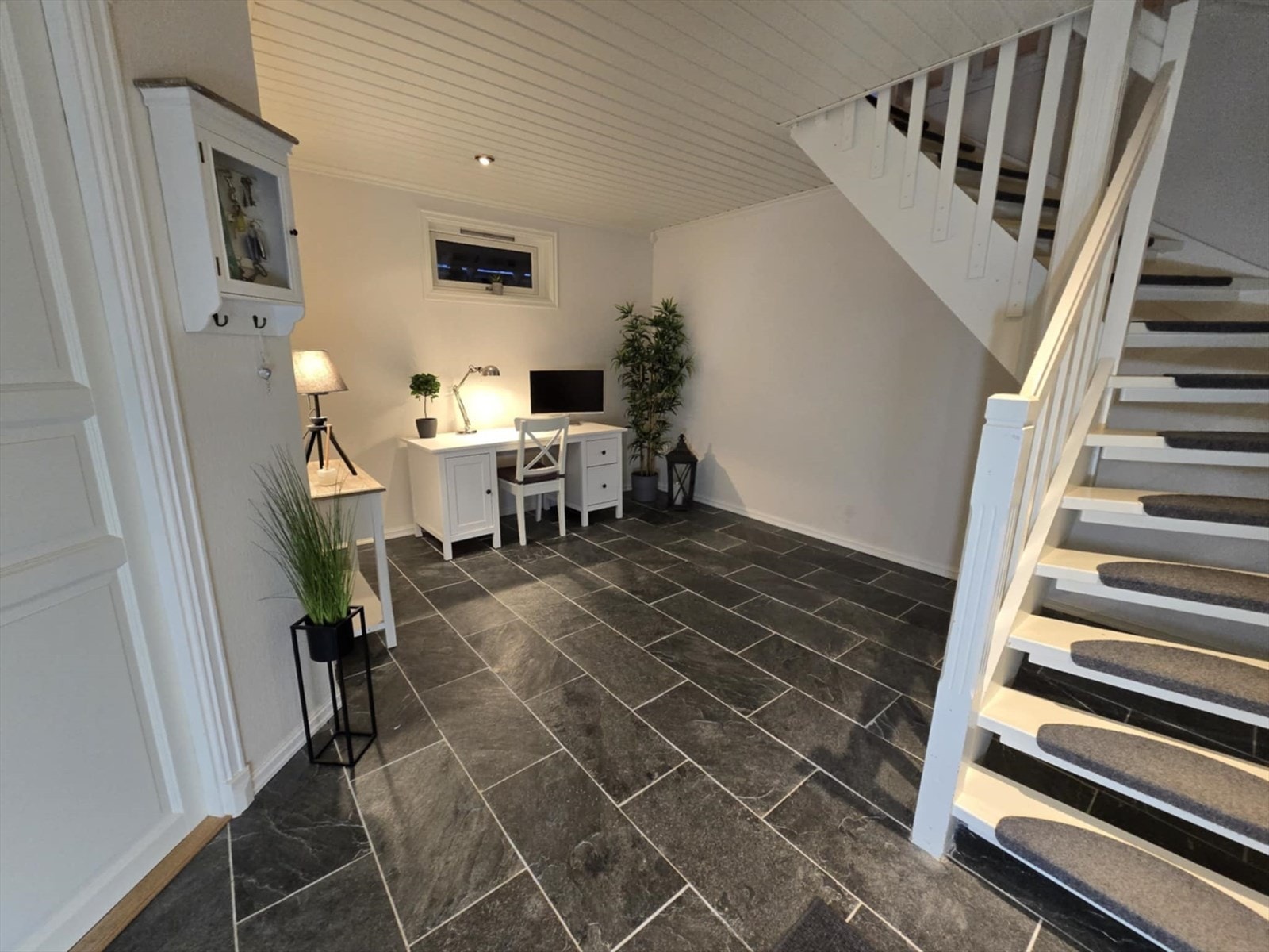 Gangen har flislagt gulv med gulvvarme. Galleribilde