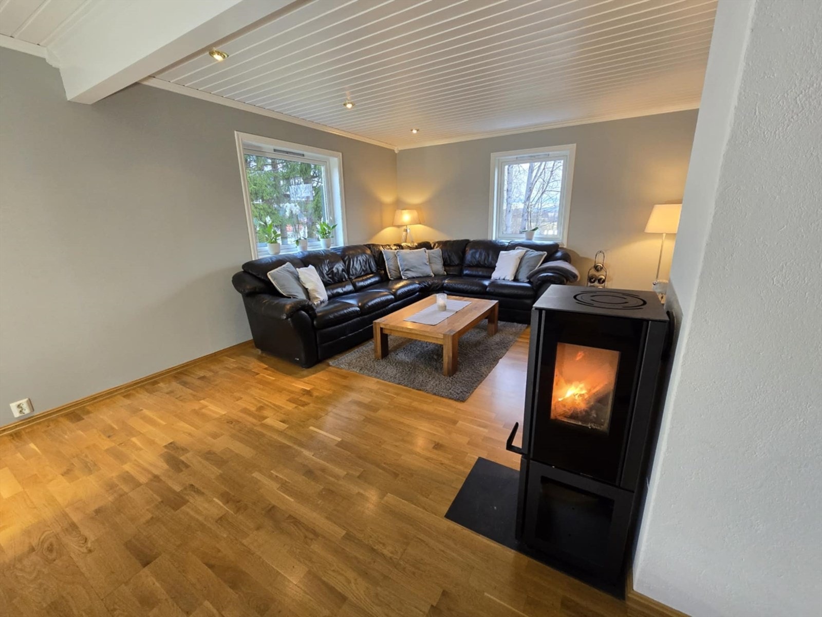 I stuen er det også vedovn for vedfyring. Galleribilde