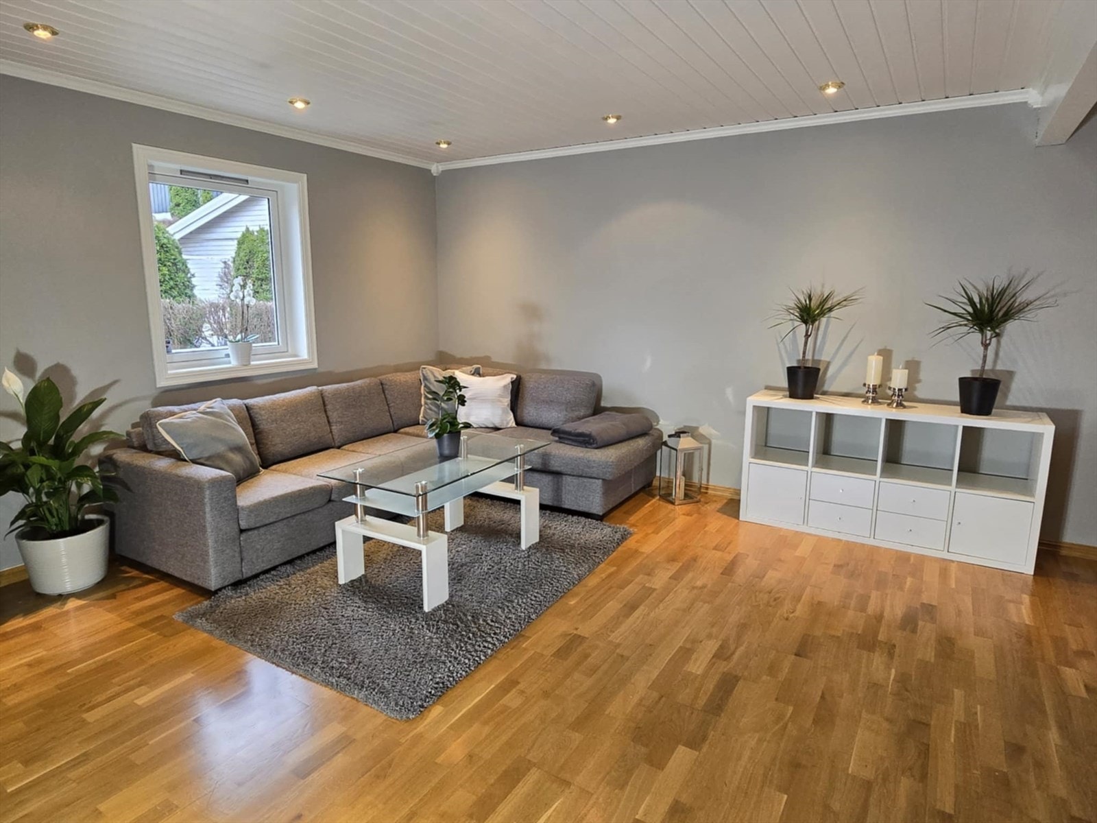 Stuen har plass til det man måtte ønske av sofamøblement og spisestue. Galleribilde