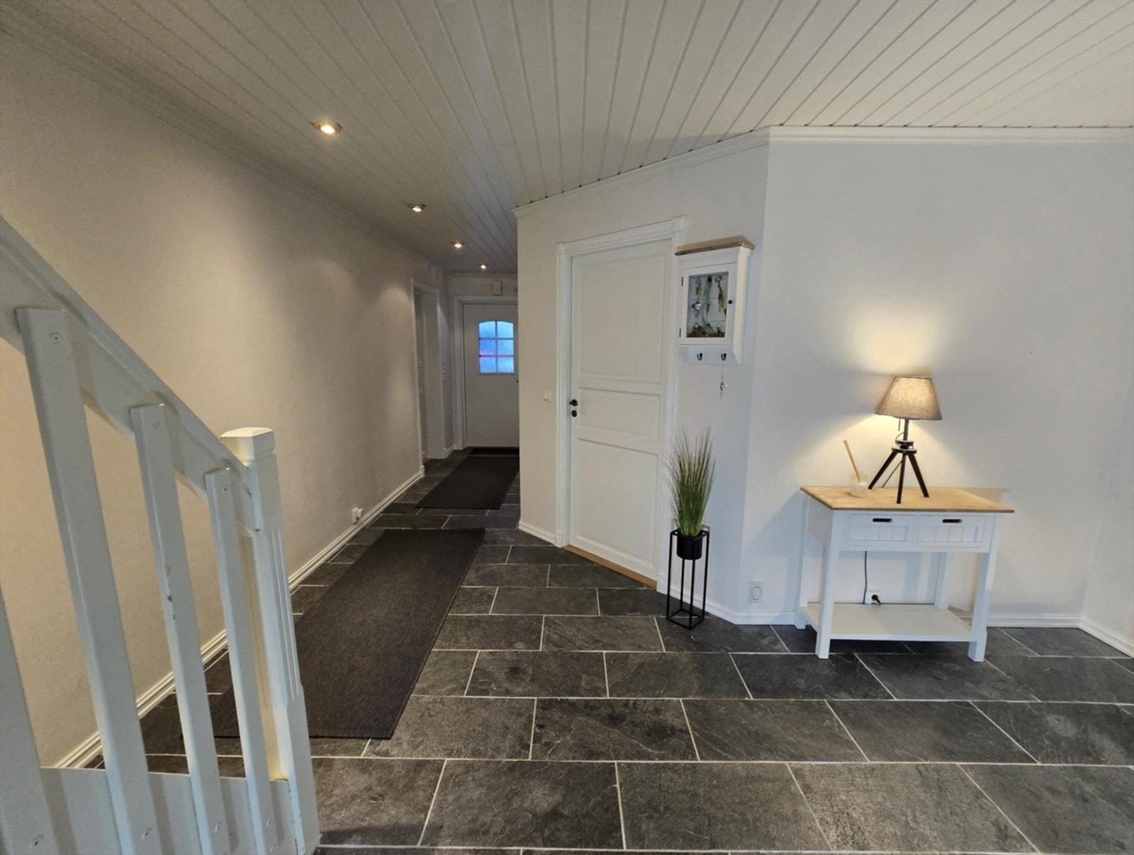 Inngangsparti til boligen via underetasjen med stor gang og direkte adkomst til garasjen. Galleribilde