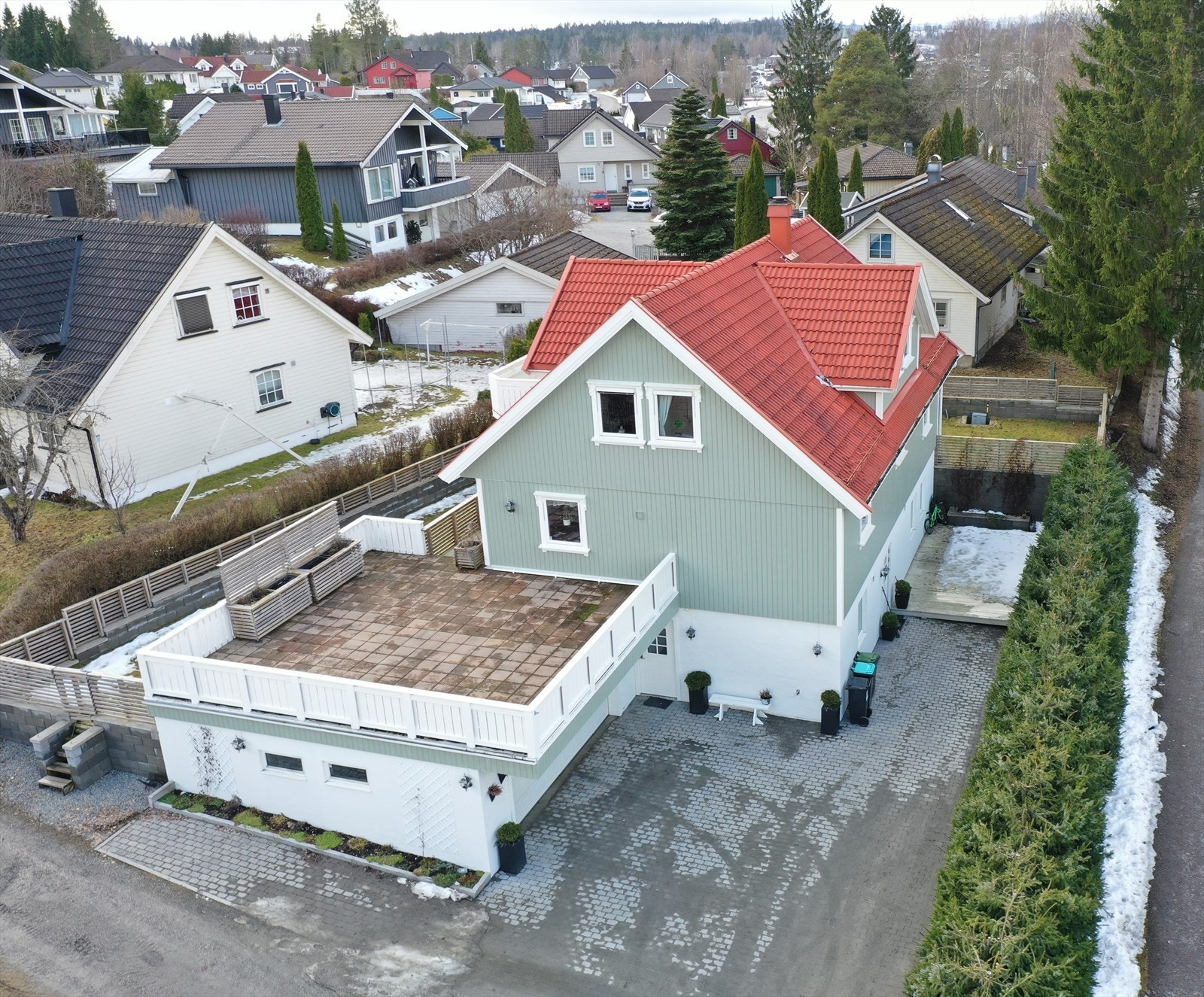 Boligen går over tre etasjeplan og har flere flotte uteområder med bla. stor terrasse utenfor 1. etasje, samt platting utenfor leiligheten. Galleribilde