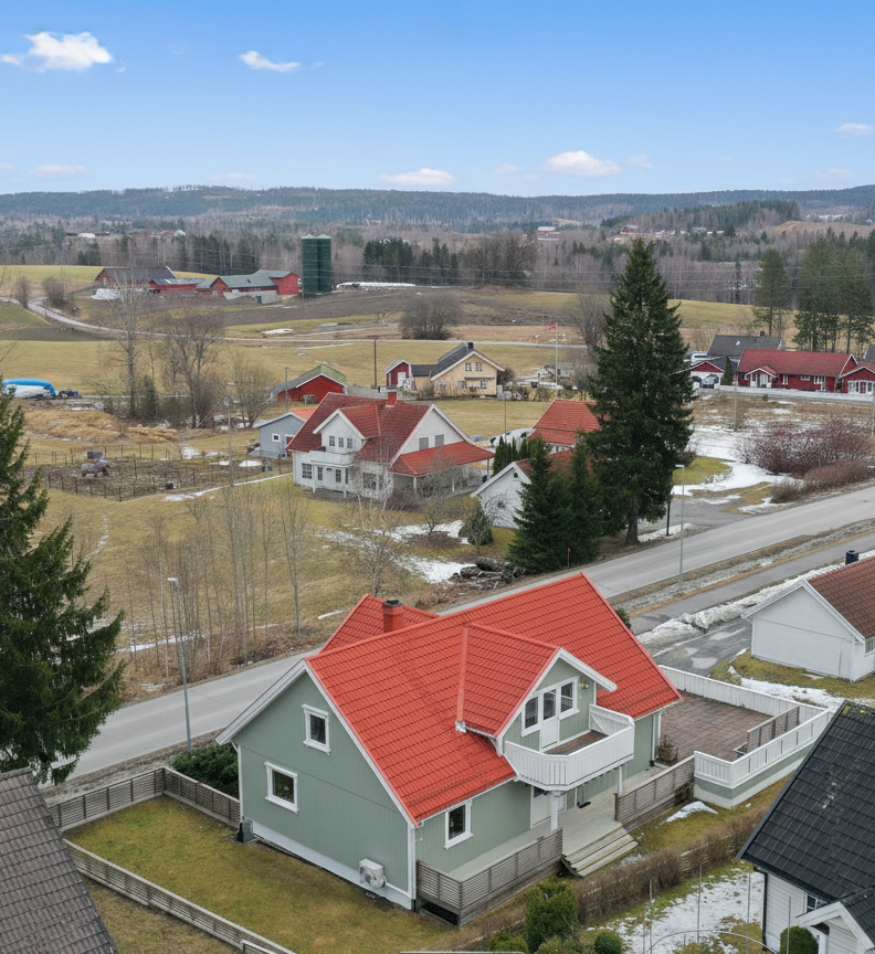 Eiendommen har en barnevennlig beliggenhet på Råholt med kort vei til skoler, barnehager, kollektivtransport og servicetilbud. Galleribilde