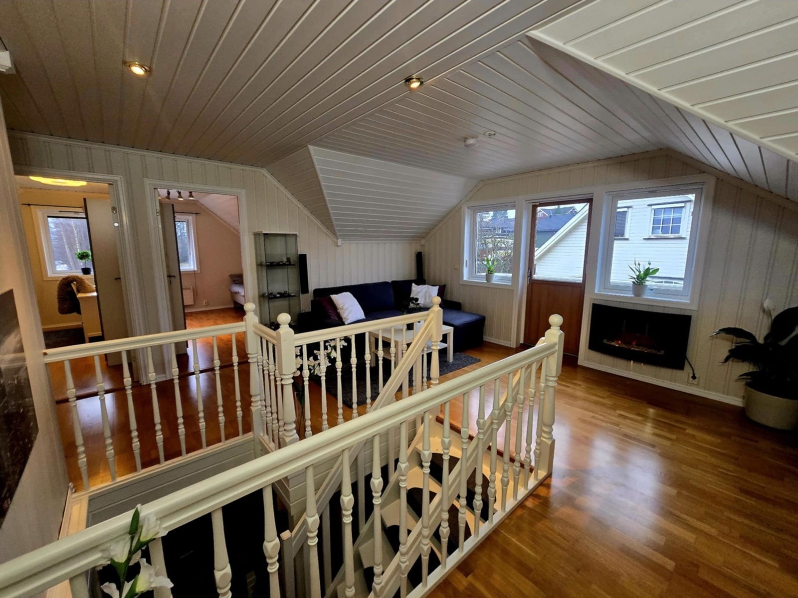 Loftstue med utgang til balkong. Galleribilde