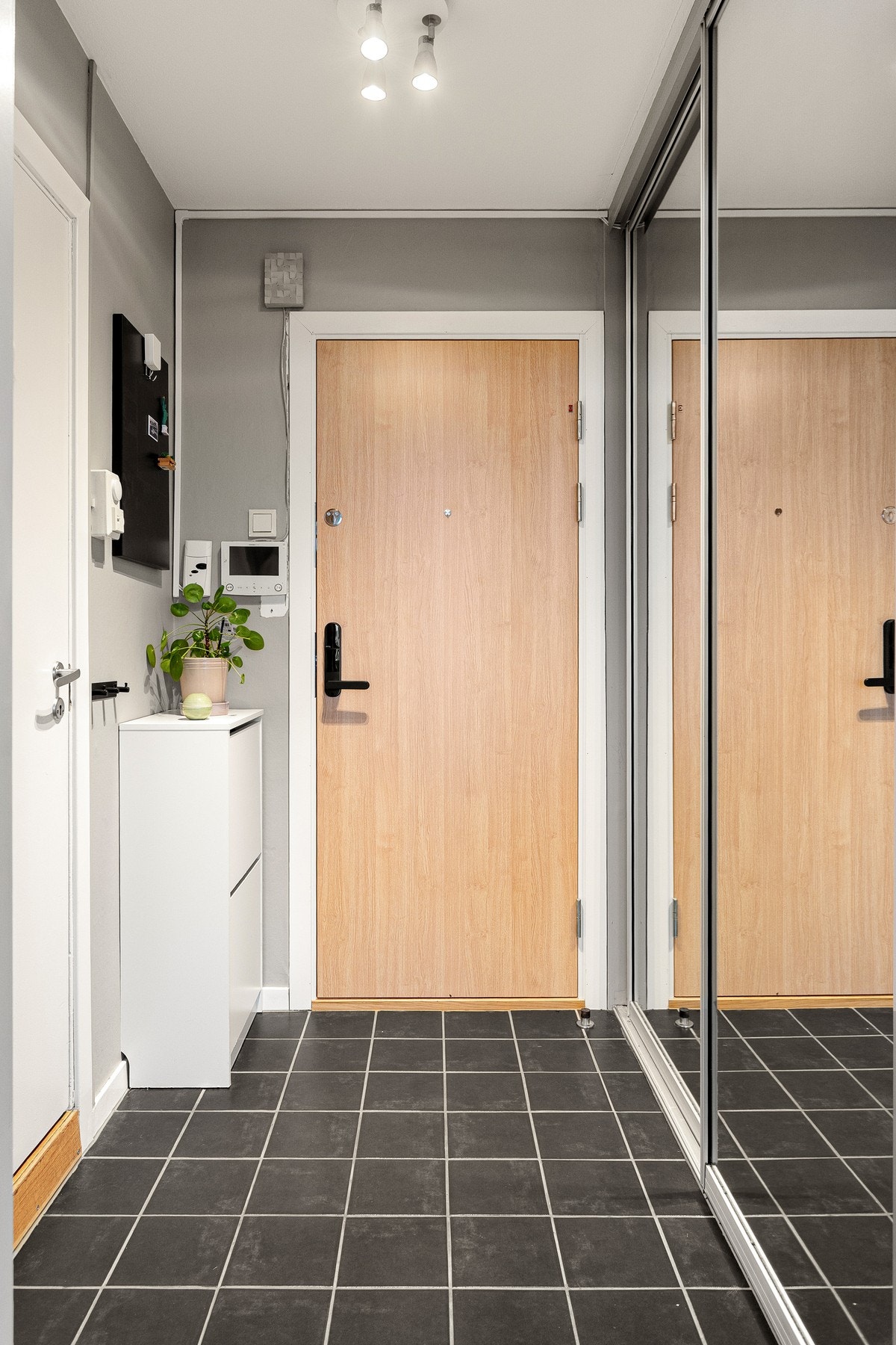 I entréen er det en stor skyvedørsgarderobe med speilfronter, hvor det er god plass til oppbevaring av yttertøy. Galleribilde