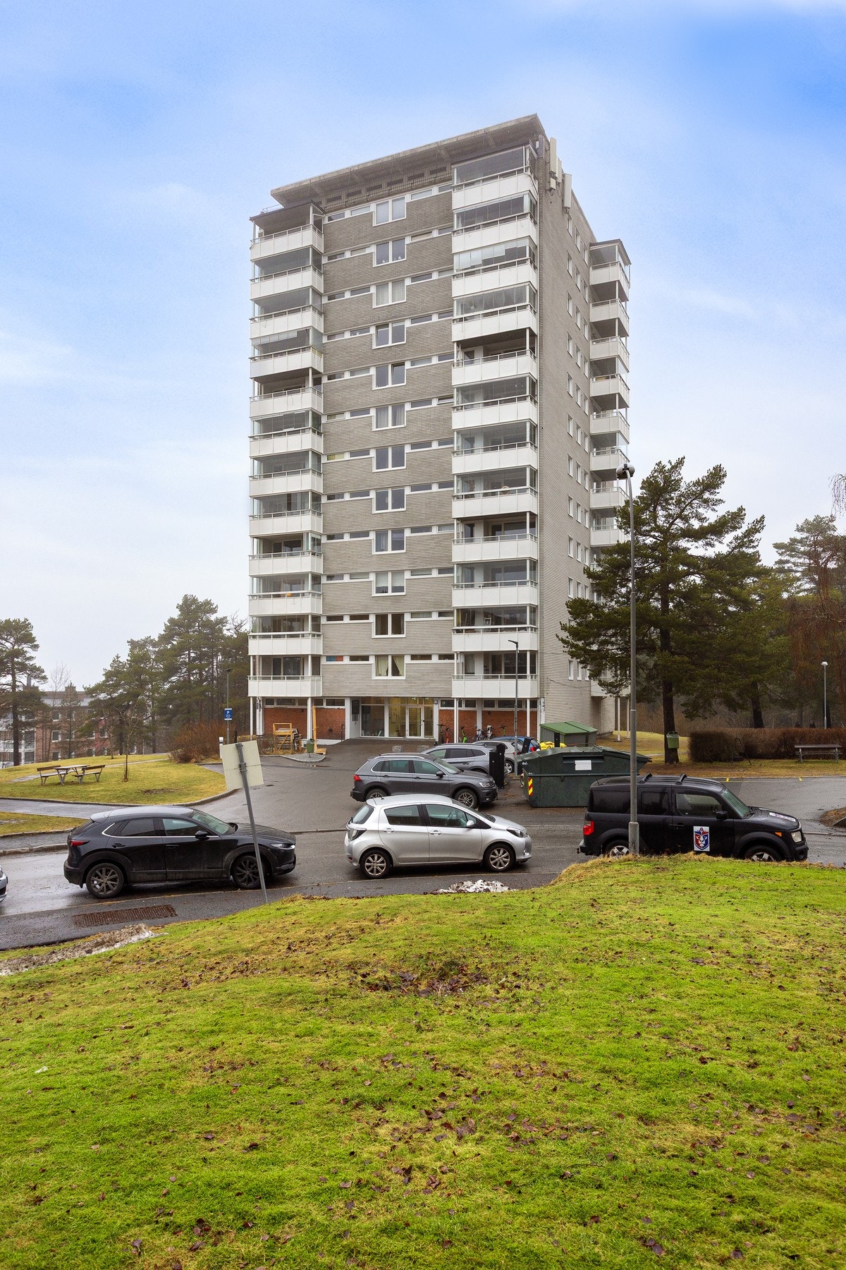 Leiligheten ligger i en rolig, enveiskjørt gate sentralt på Oppsal. Galleribilde