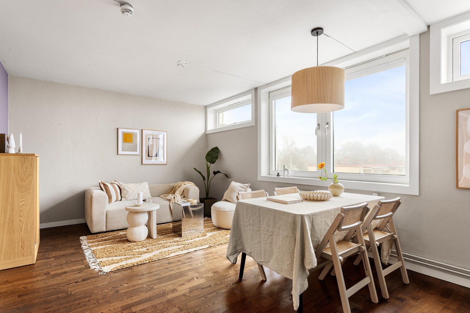 Stuen er lys og innbydende, med gode møbleringsmuligheter. Galleribilde