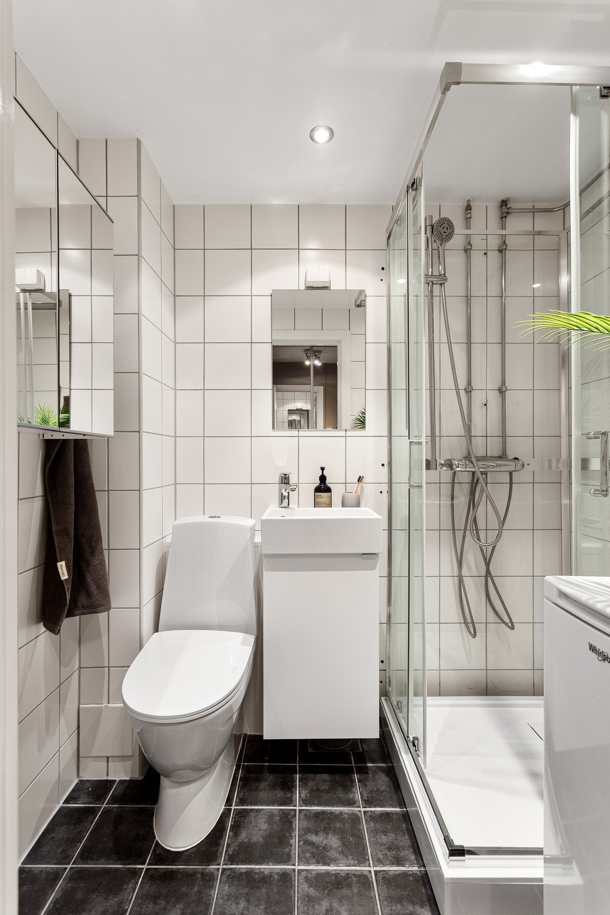 Badet er innredet med servant, tilhørende skap og speilskap, samt dusj og toalett. Galleribilde