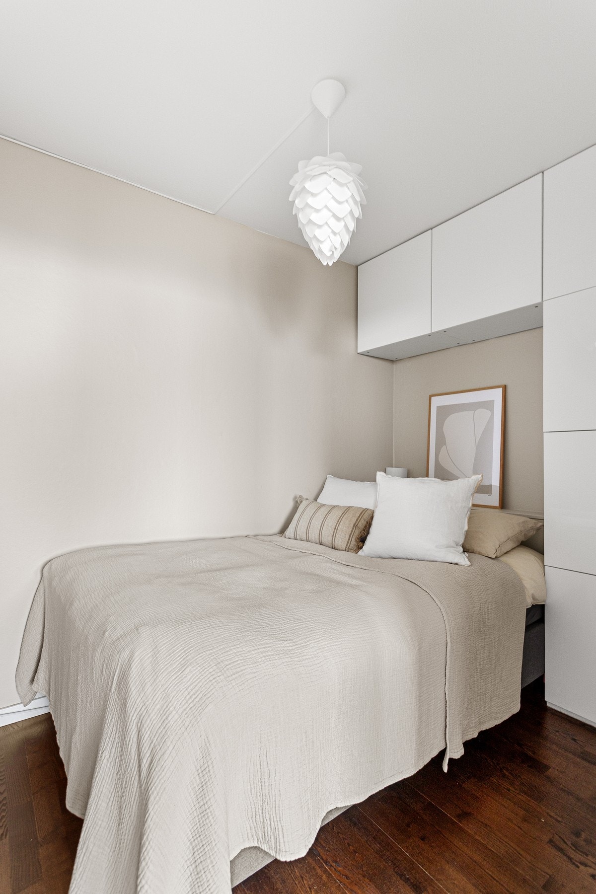 Legg merke til den smarte garderobeløsningen rundt sengen. Galleribilde