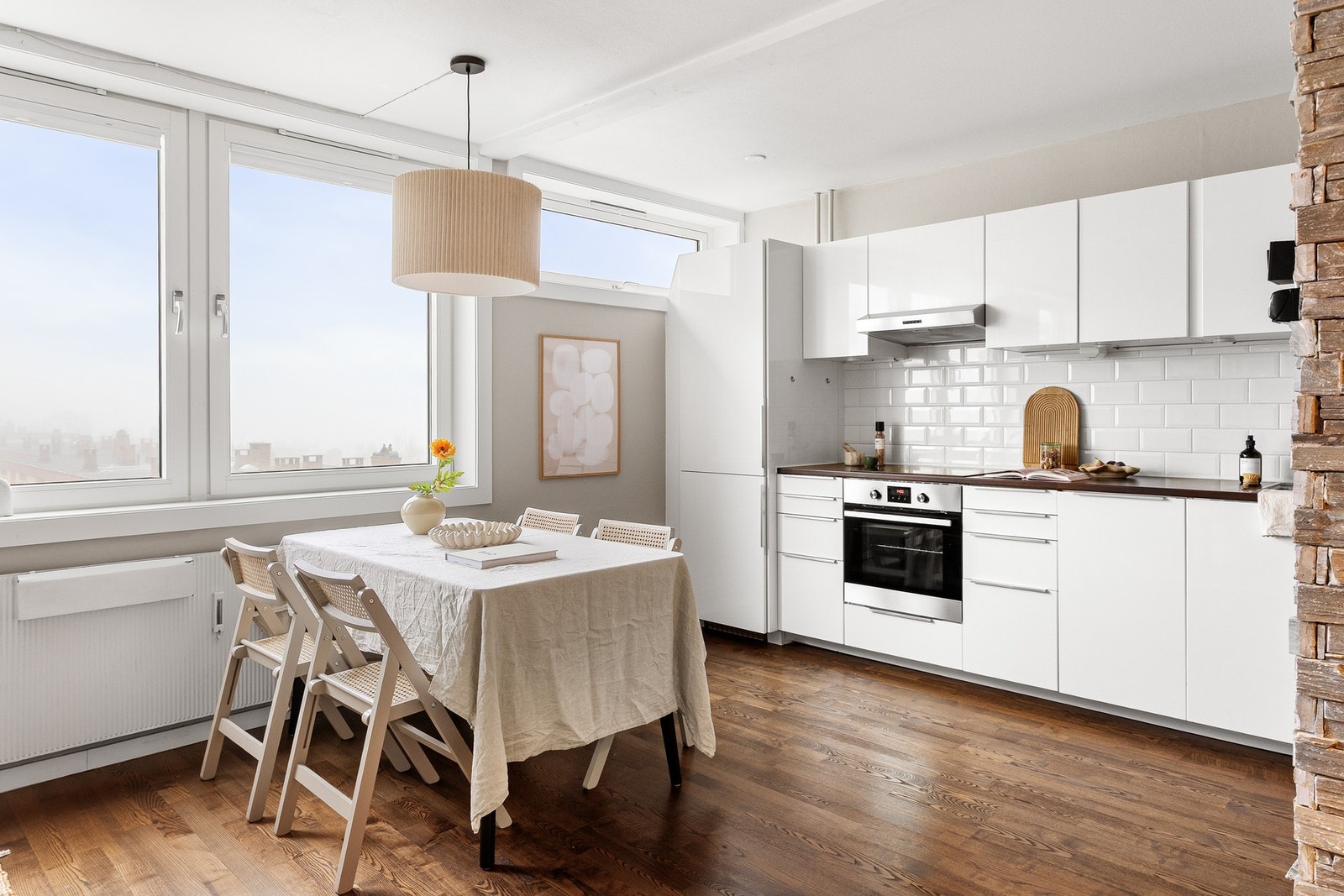 Stuen og kjøkkenet ligger i en åpen løsning som gir et sosialt allrom. Galleribilde