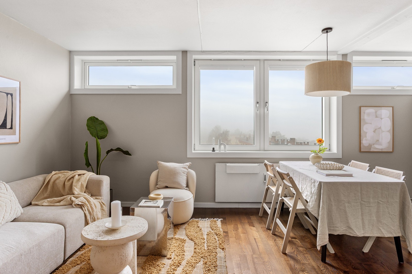 Dette er en lys, fin og arealeffektiv 1-roms leilighet i naturskjønne omgivelser på Oppsal. Galleribilde