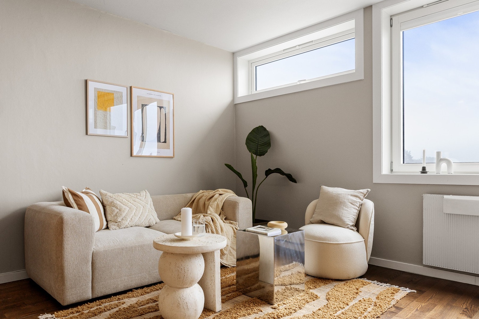 Det er god plass til sofagruppe, TV-/mediemøblement og spisebord. Galleribilde