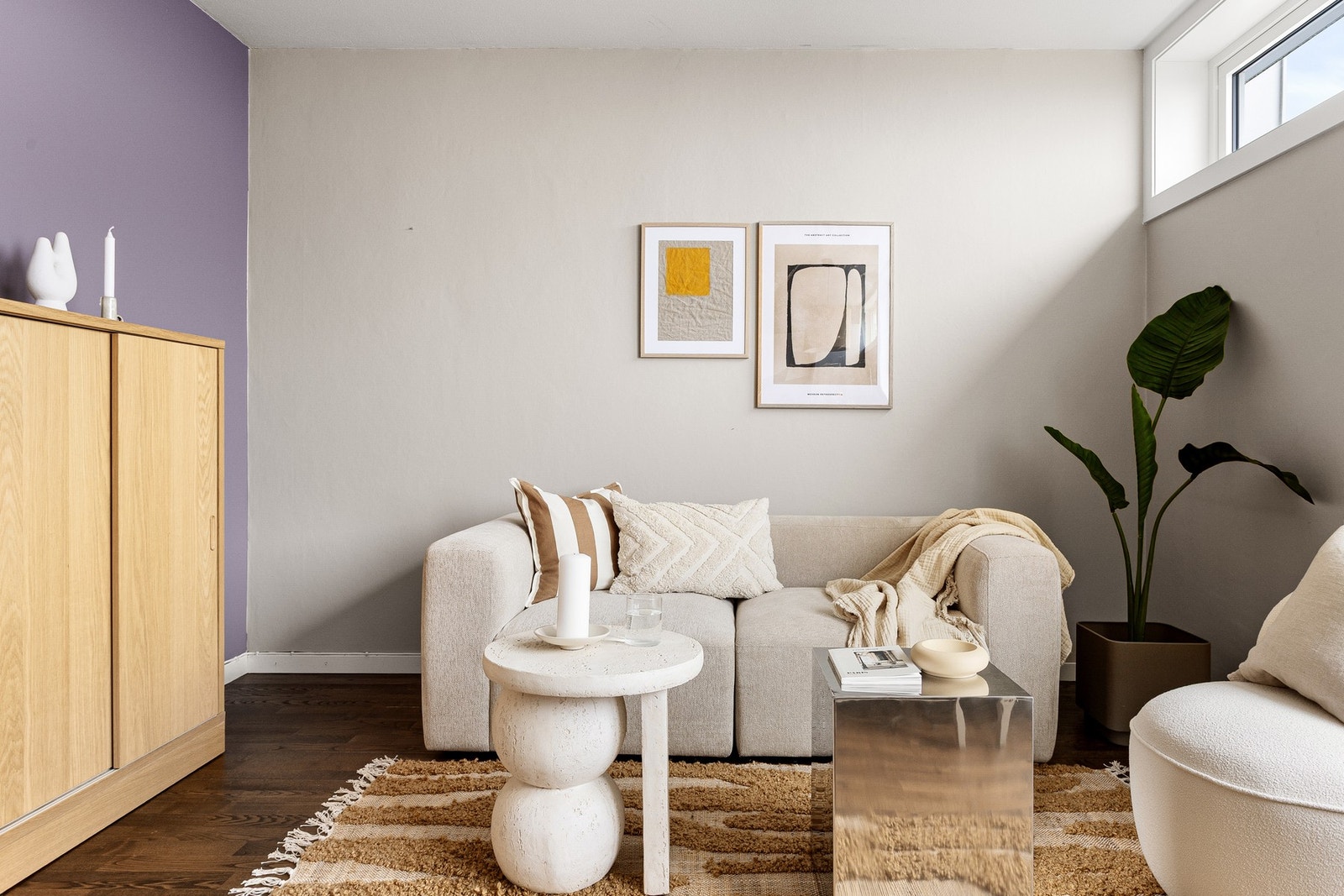 I leiligheten er det parkettgulv - med unntak av på badet. Galleribilde