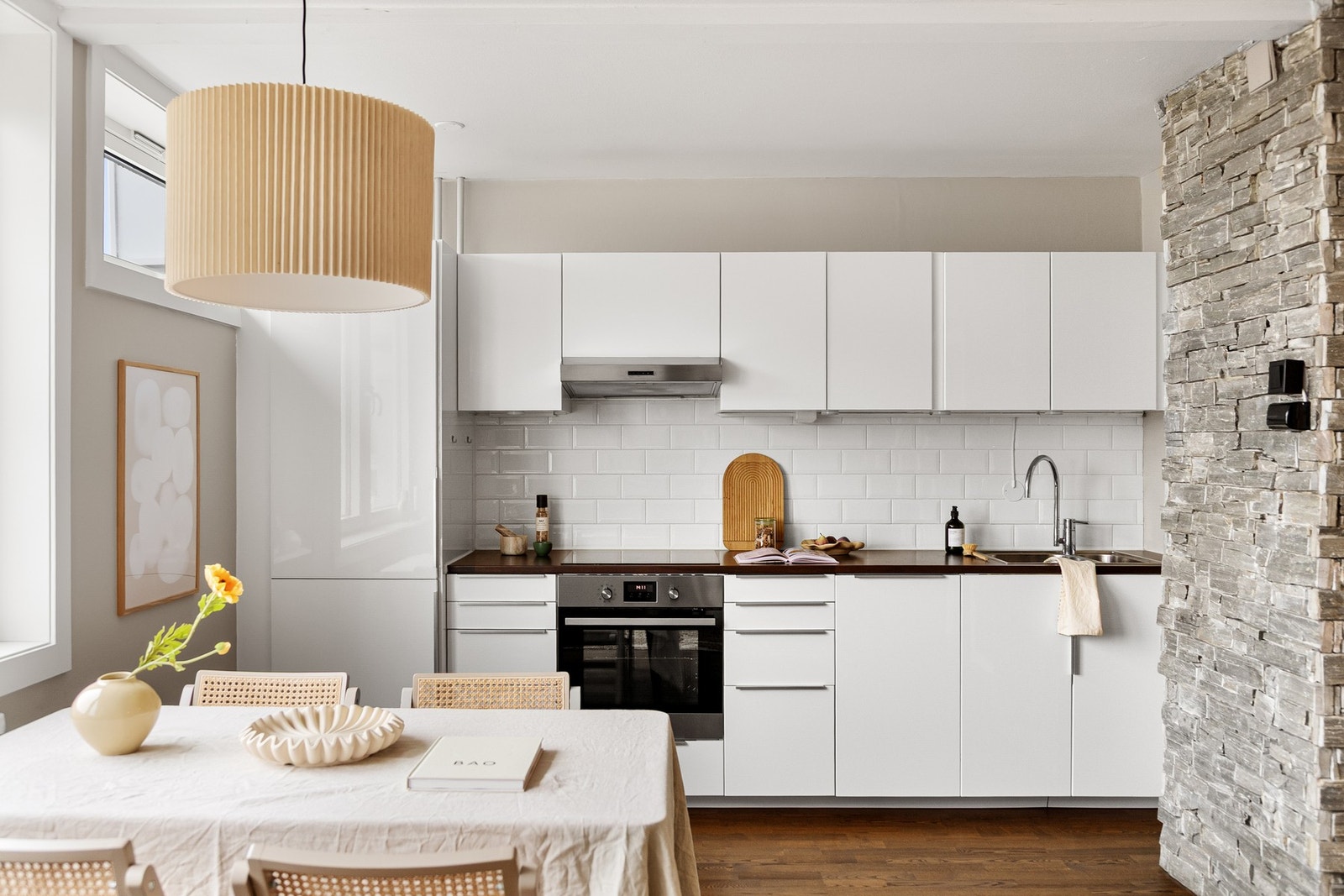 Av integrerte hvitevarer medfølger platetopp, stekeovn, oppvaskmaskin og kjøleskap med fryser ved salg. Galleribilde