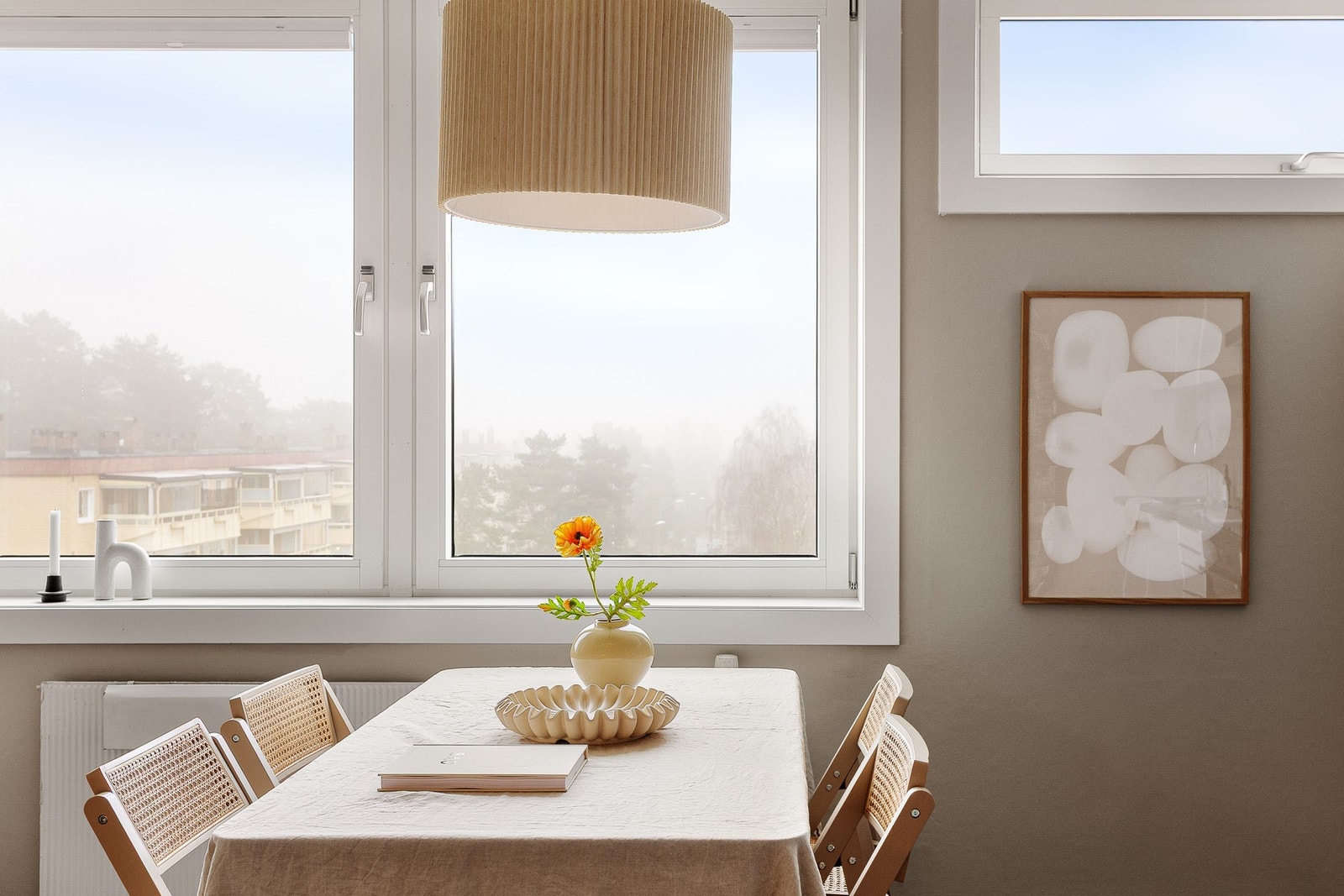 Her det det store vindusflater som gir godt med naturlig lysinnslipp. Det er hyggelig utsyn over de frodige omgivelsene. Galleribilde