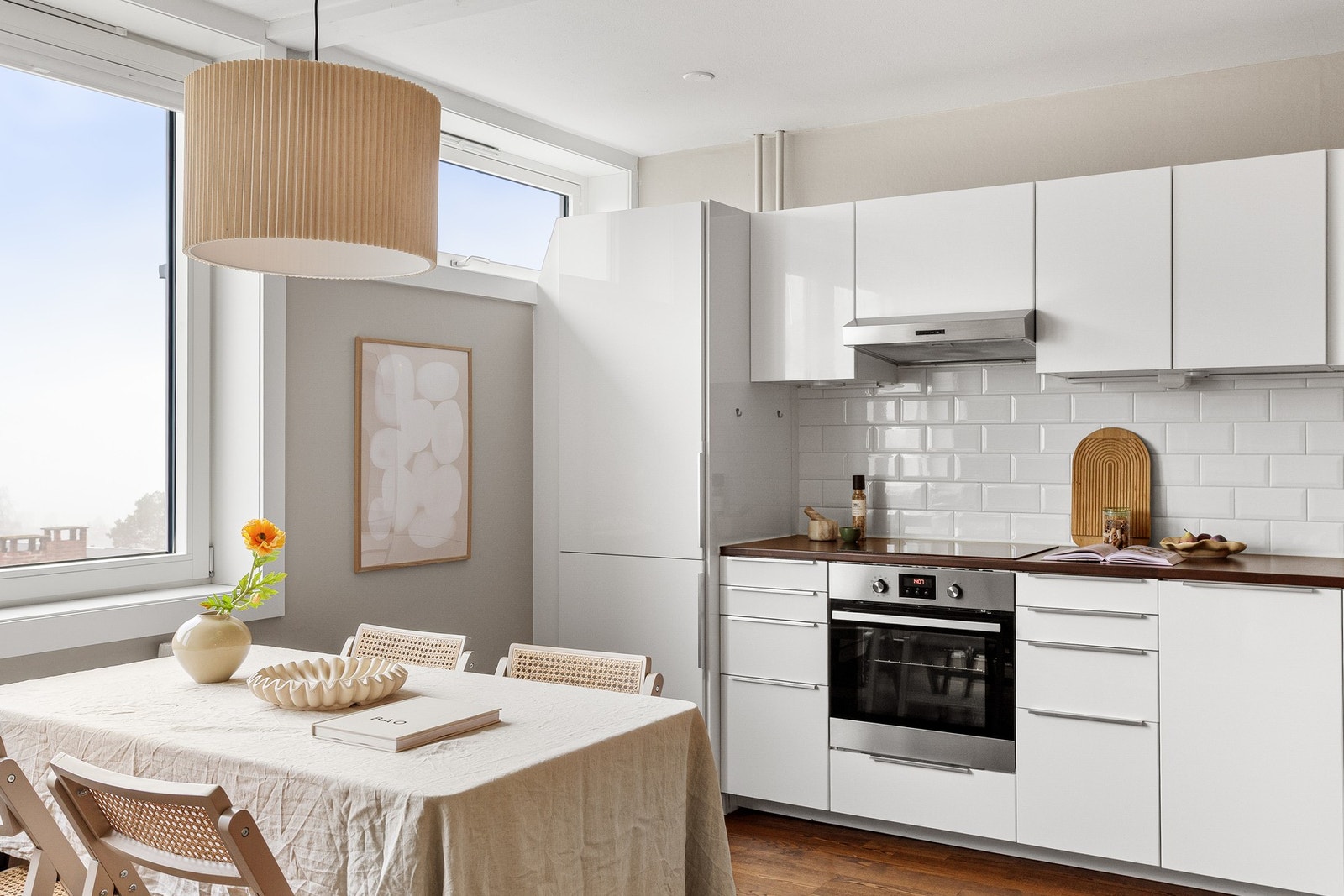 Kjøkkenet er fint og godt utnyttet, med rikelig med både skap- og benkeplass. Kjøkkenet er fra IKEA og var nytt i 2013. Galleribilde