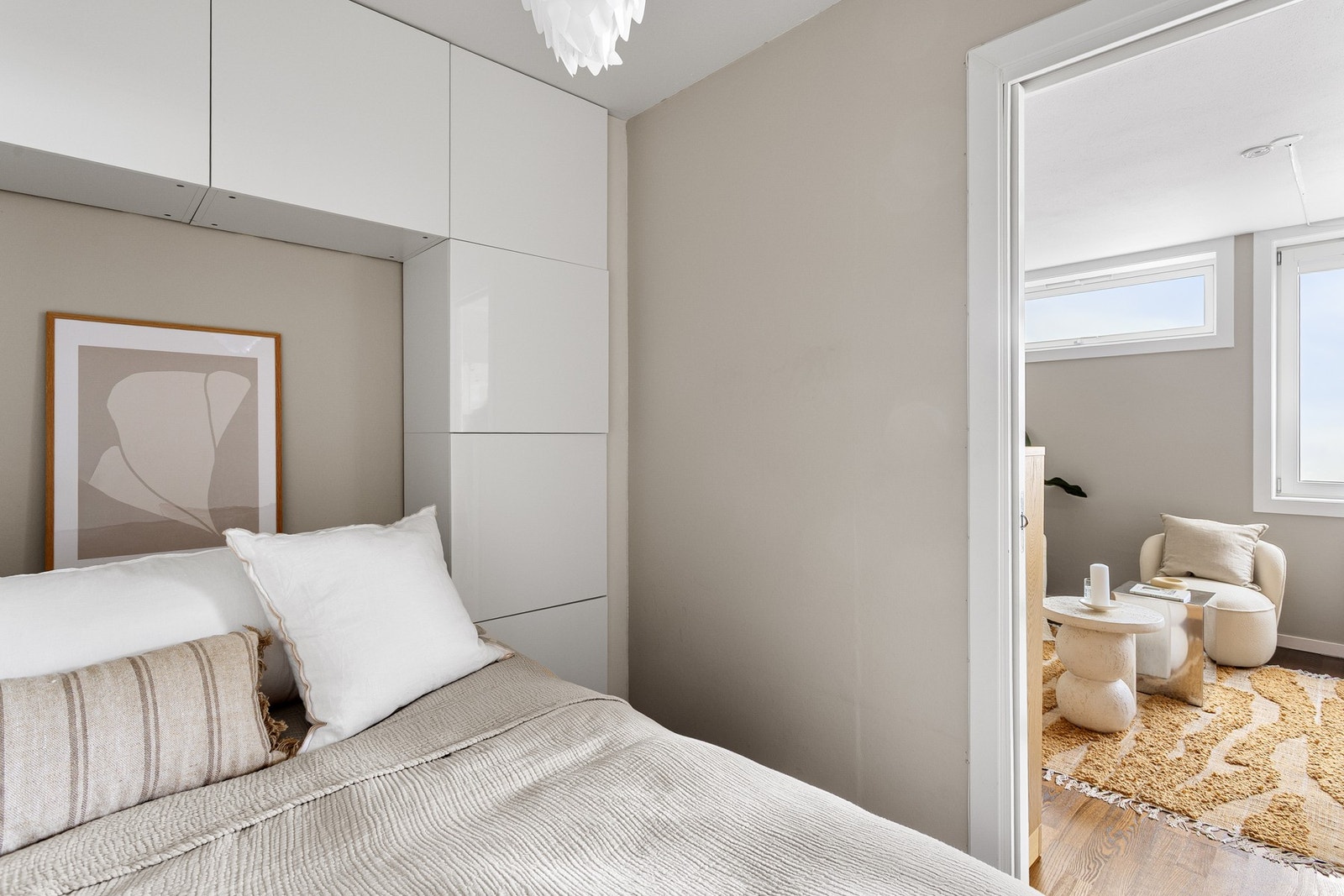 Praktisk alkove med plass til bred seng. Galleribilde