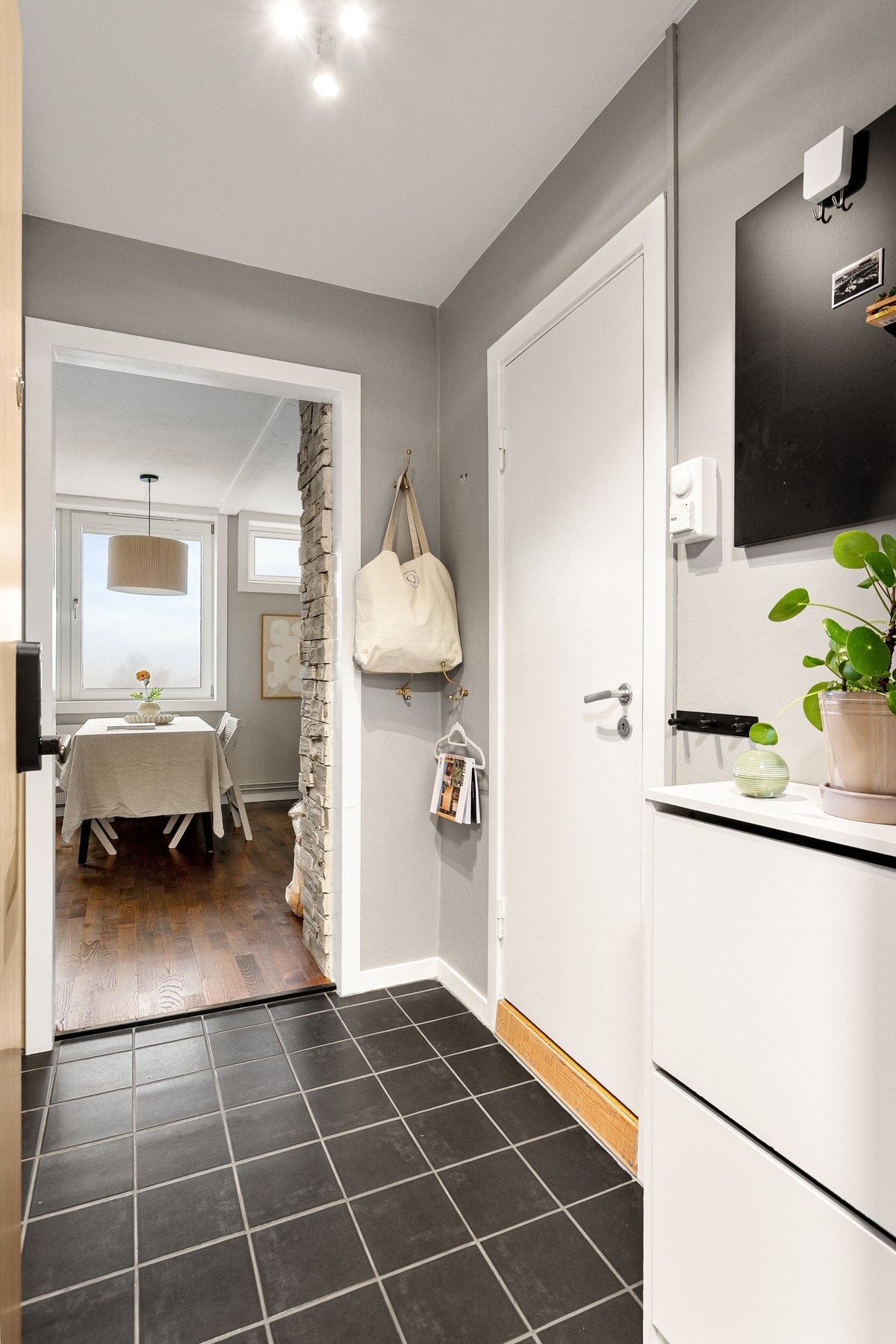 Velkommen til det som kan bli ditt nye hjem! Heisen tar deg enkelt opp til leiligheten, som ligger i byggets 5. etasje. Galleribilde