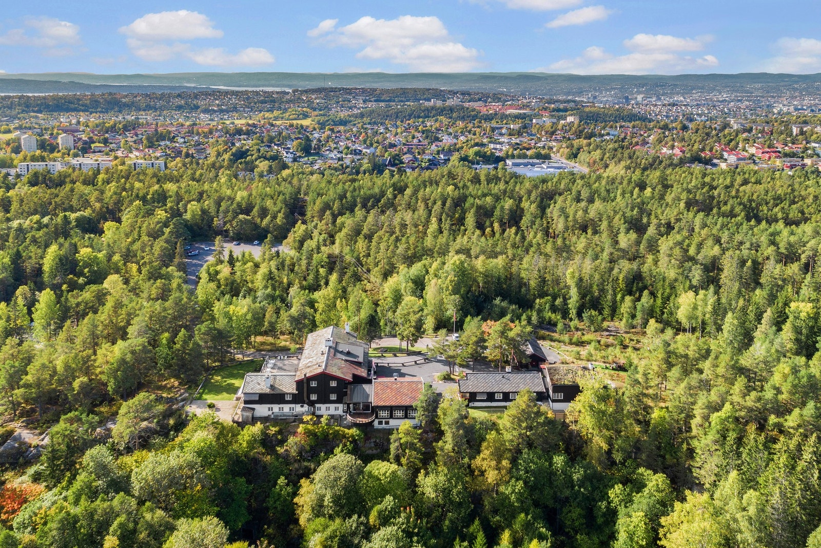 Leiligheten ligger kun noen få minutters gange fra inngangen til Østmarka der det er flotte tur- og rekreasjonsmuligheter. Galleribilde