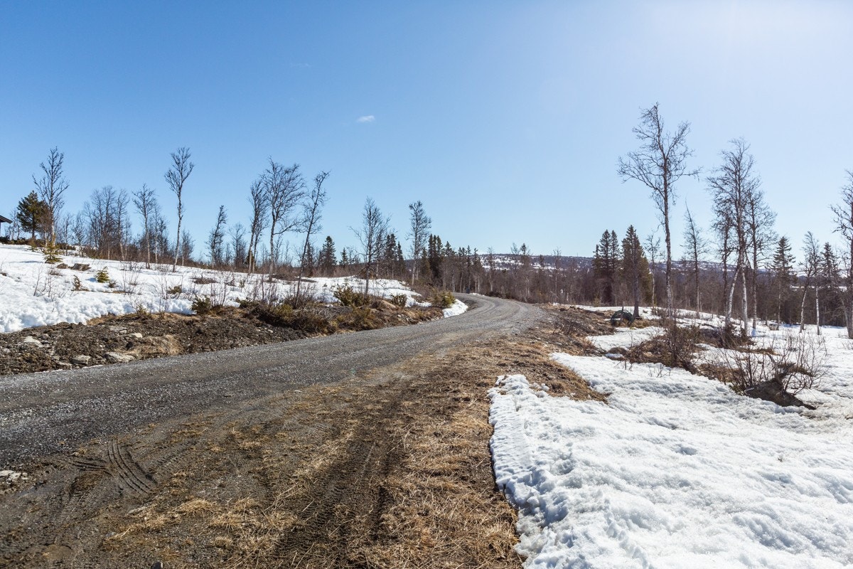 Området har lett helårs adkomst og ligger ca. 10 km fra Vaset. (Bilde mot tomt T12.) Galleribilde