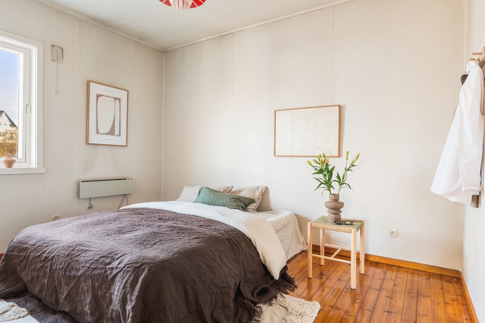 Boligen har tre soverom på henholdsvis 9.8, 6.9 og 6.5 kvm Galleribilde