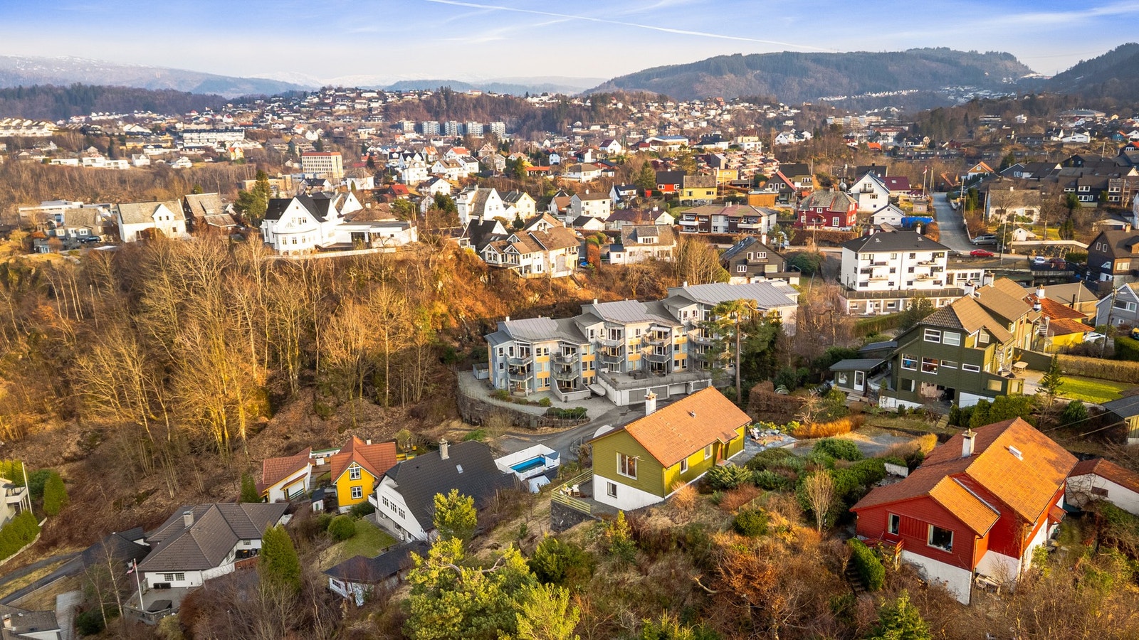 Det tar ca. 10 minutter å gå til Nesttun sentrum hvor du finner butikker, buss og bybane. Galleribilde