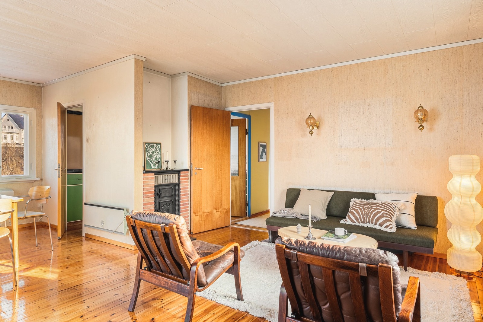 I stuen på 27 kvm har du god plass til sofa, mediemøblement og spisegruppe. Galleribilde