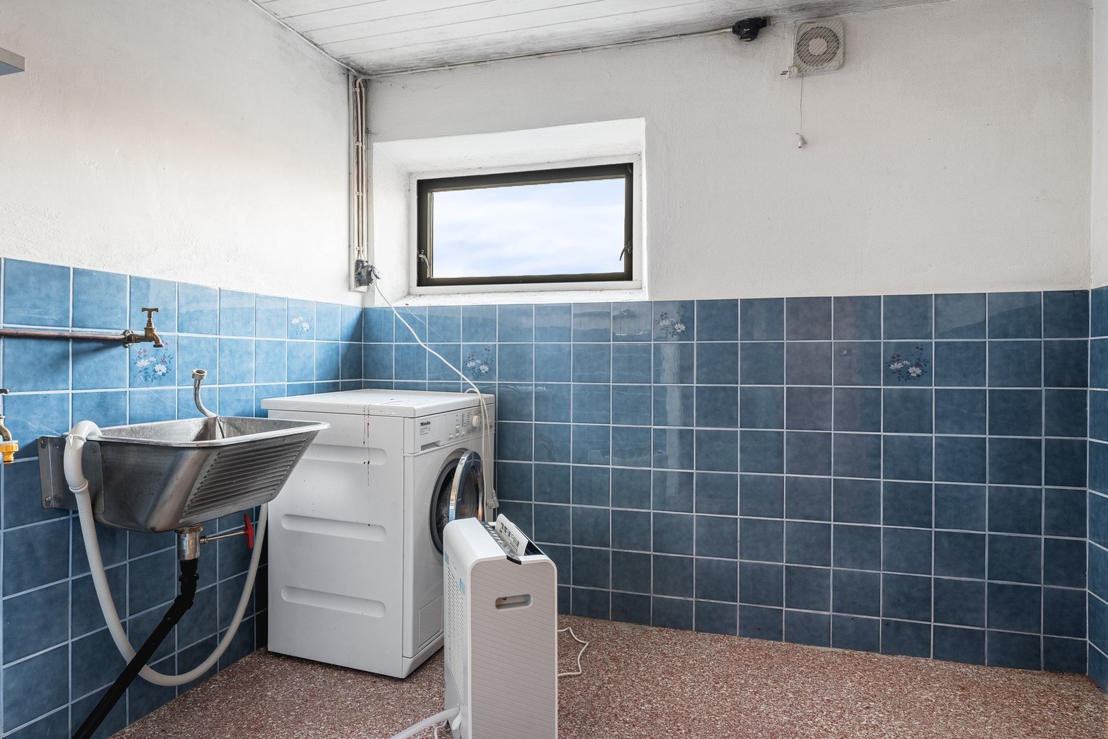 I kjelleren har du vaskerom og boder for oppbevaring. Galleribilde