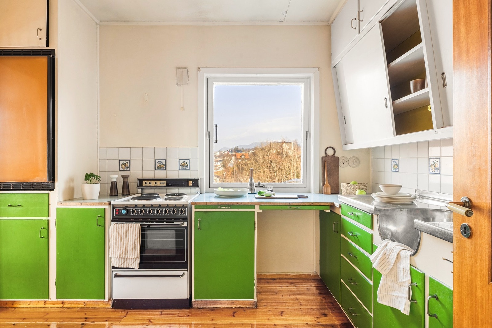 Kjøkkenet har god skap- og benkeplass. Galleribilde