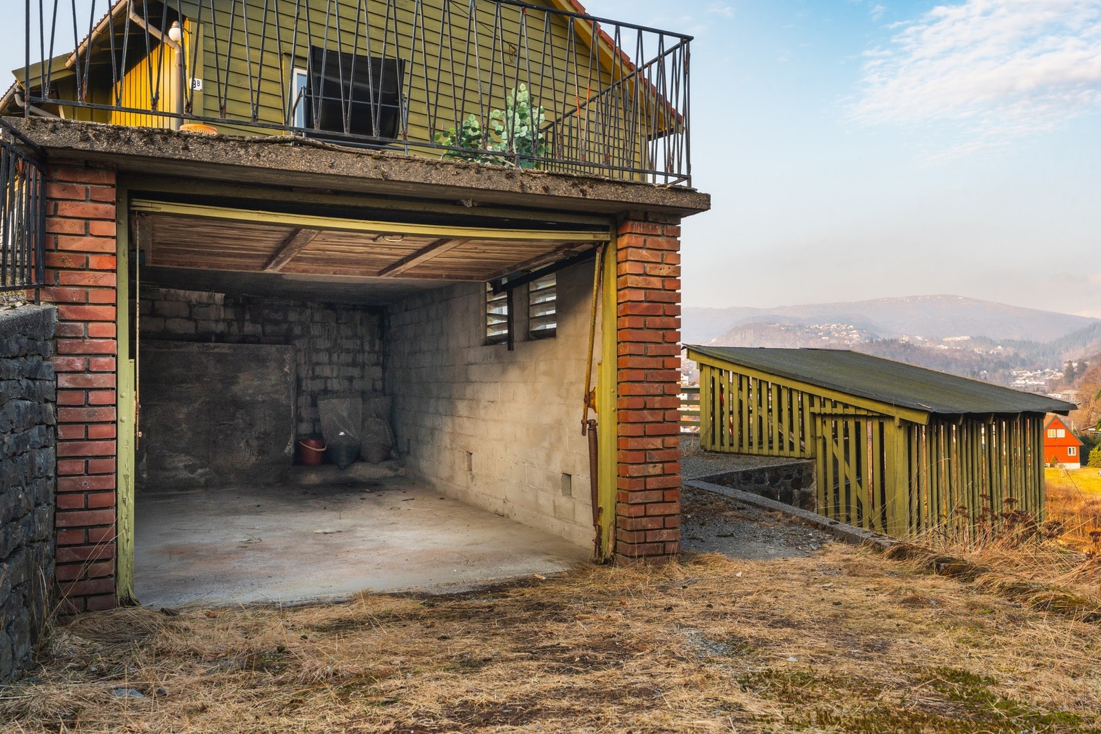 Det er god plass til parkering på egen tomt. På tomten har du også en garasje. Galleribilde