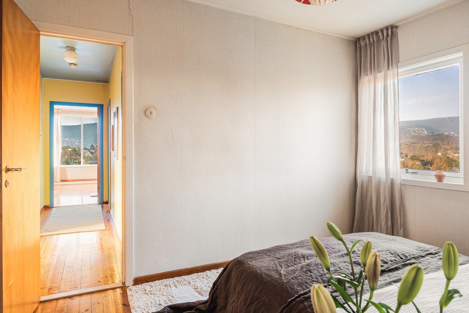 På hovedsoverommet har du plass til dobbeltseng, nattbord og garderobe. Galleribilde