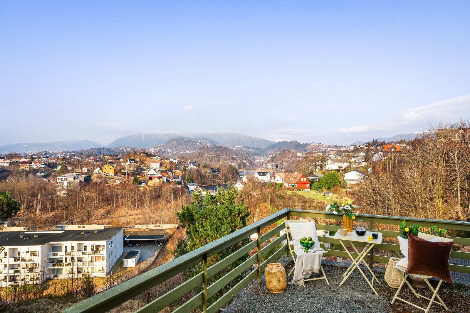 Inviter til hyggelige sammenkomster og nyt solen. Galleribilde