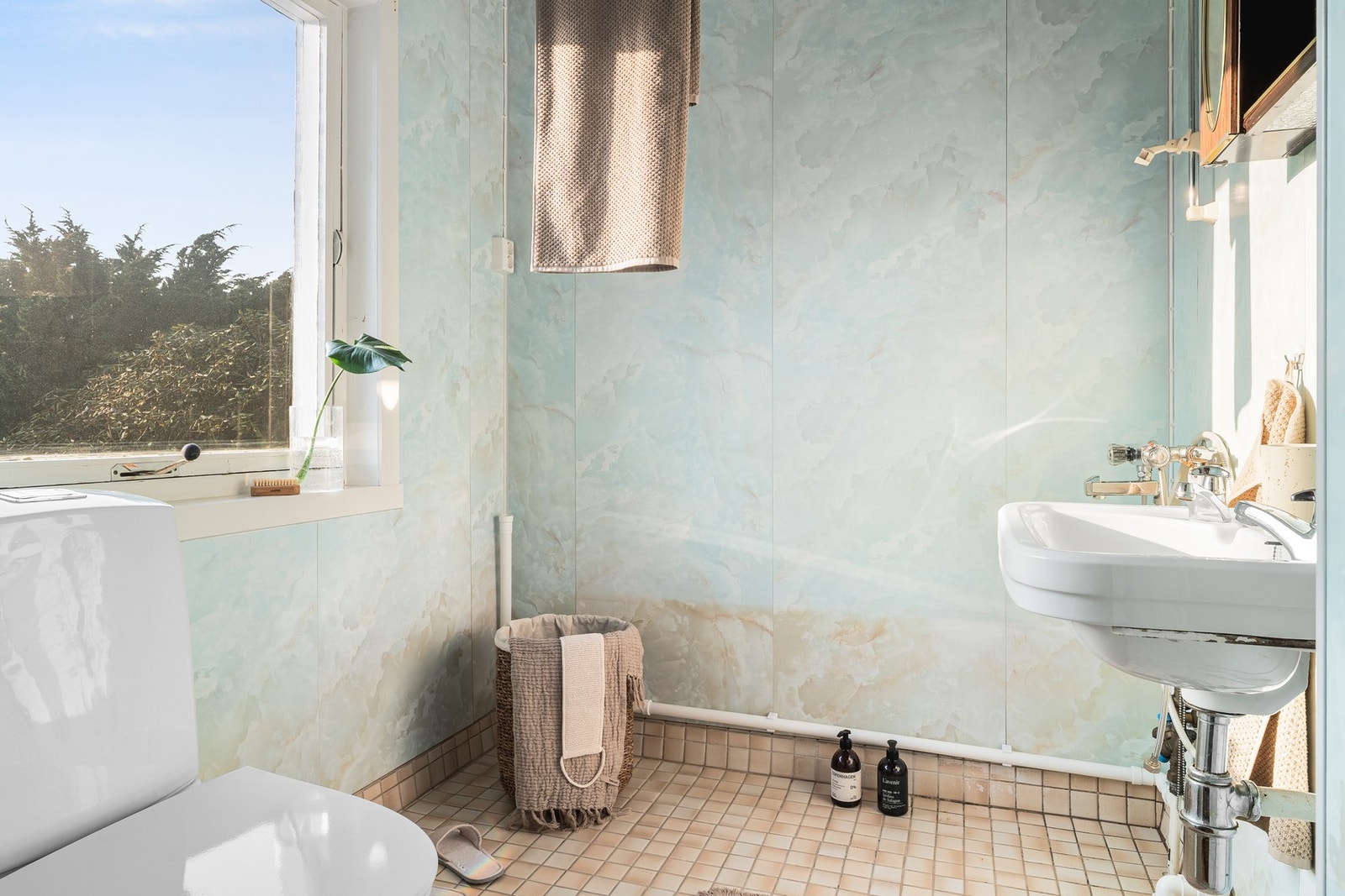 Badet på 3,7 kvm har flislagt gulv og baderomsplater på vegger. Galleribilde