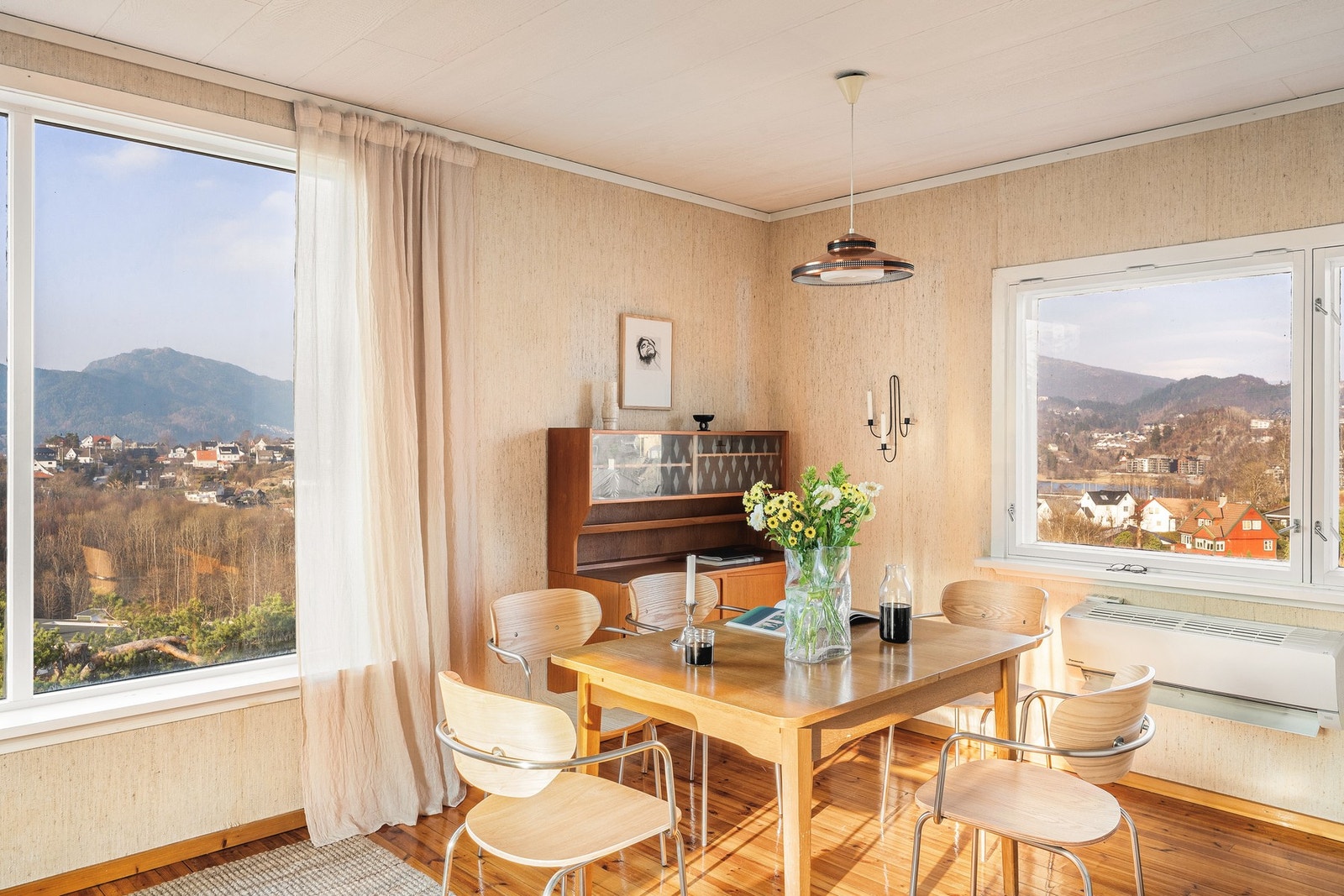 Legg merke til de store vindusflatene som slipper inn godt med lys! Du har fantastisk utsikt fra stuen og svært gode solforhold. Galleribilde