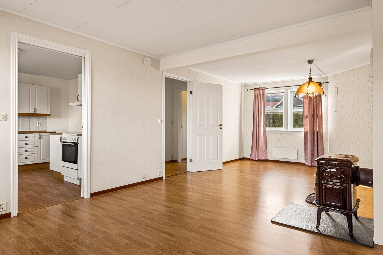 Stuen ligger i delvis åpen løsning mot kjøkkenet, noe som skaper en sosial og luftig sone. Galleribilde