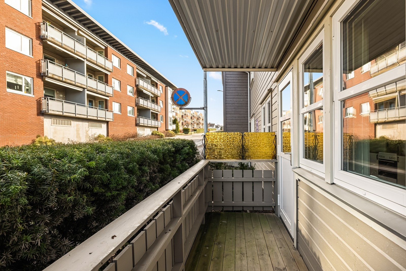 Balkongen er delvis overbygget, noe som gir ly for vær og vind. Galleribilde