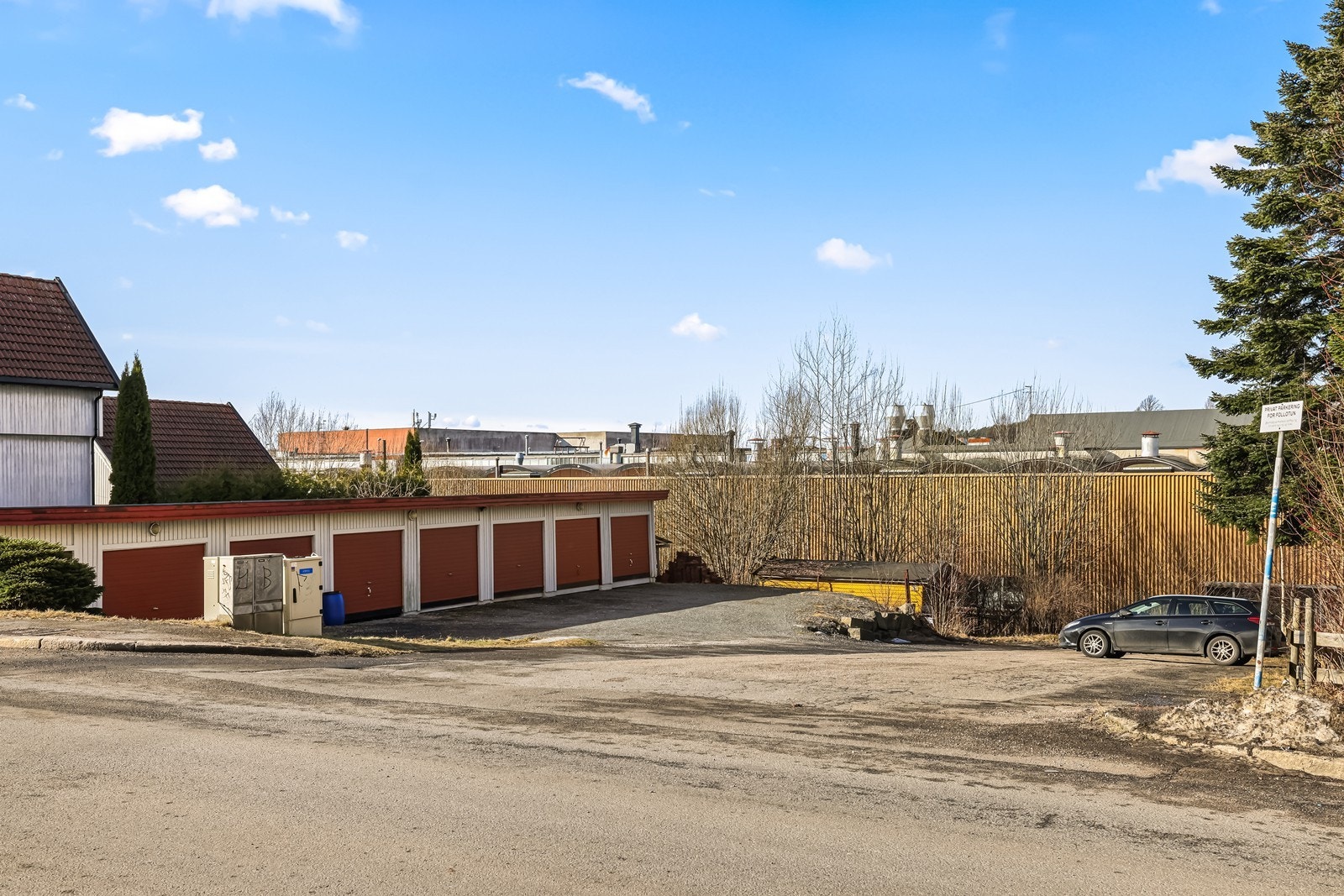 Borettslaget har felles parkeringsplasser. Leiligheten disponerer også en utvendig bod på 2 m². Galleribilde