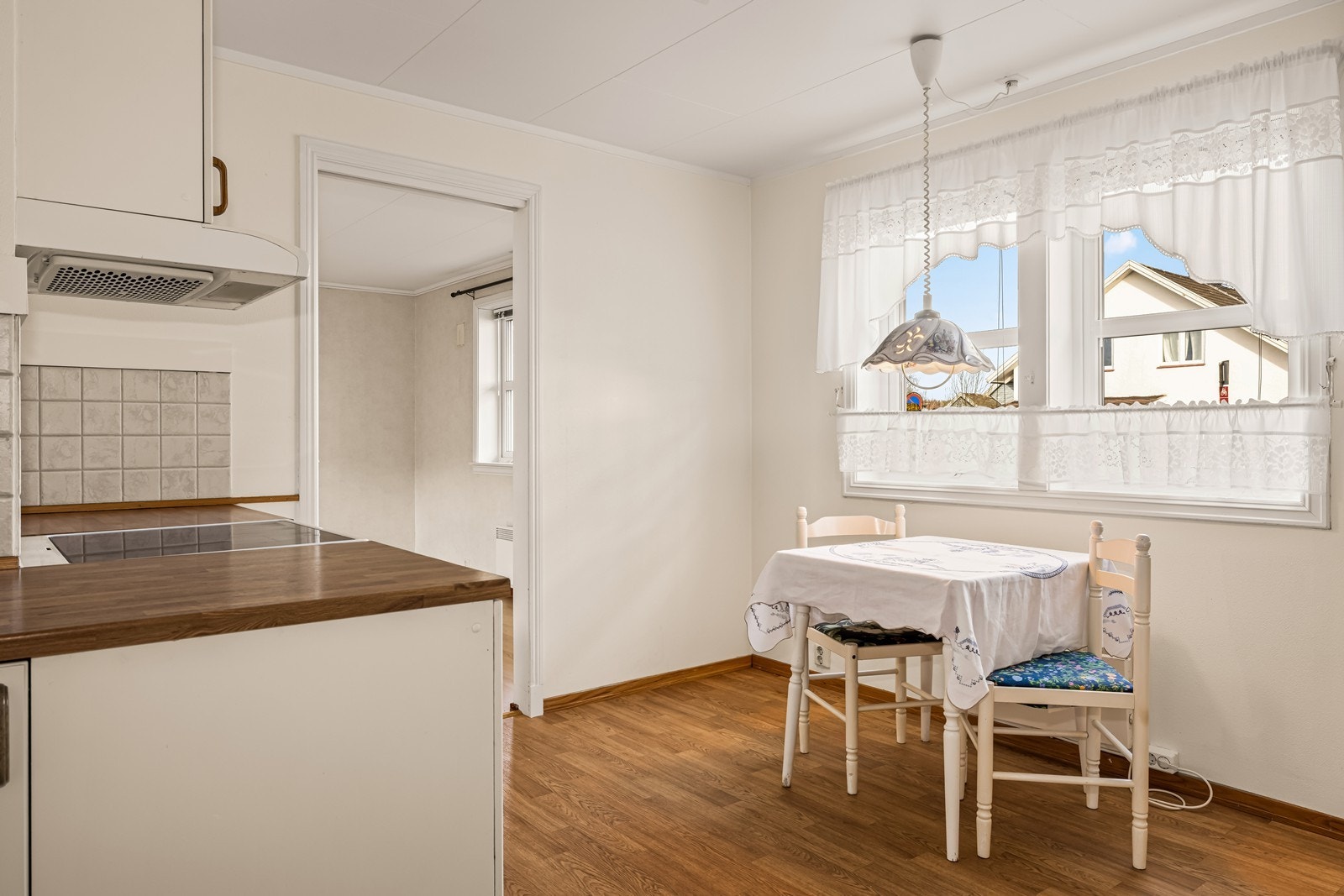 Kjøkkenet har godt med skapplass og en praktisk laminatbenkeplate. Galleribilde