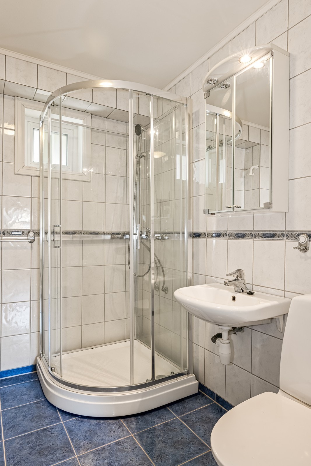 Rommet er utstyrt med dusjkabinett, servant og toalett. Ventilasjonen er mekanisk. Galleribilde