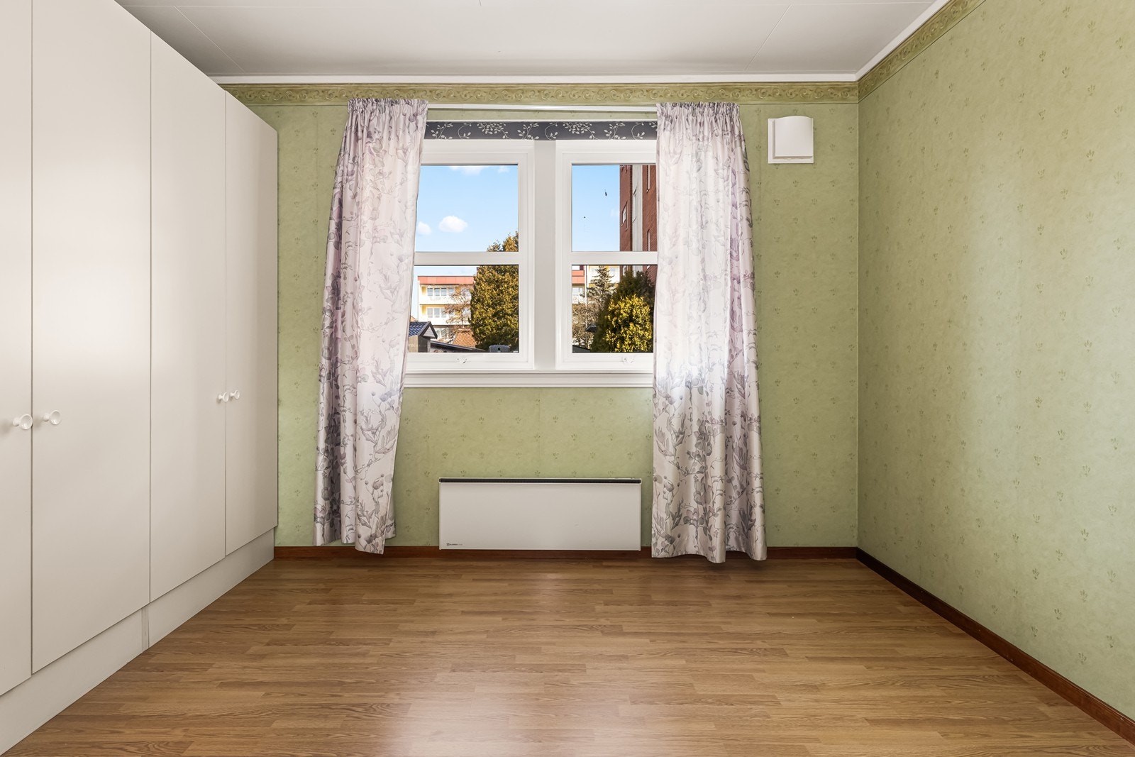 Hovedsoverommet har god plass til både seng og garderobeskap. Galleribilde