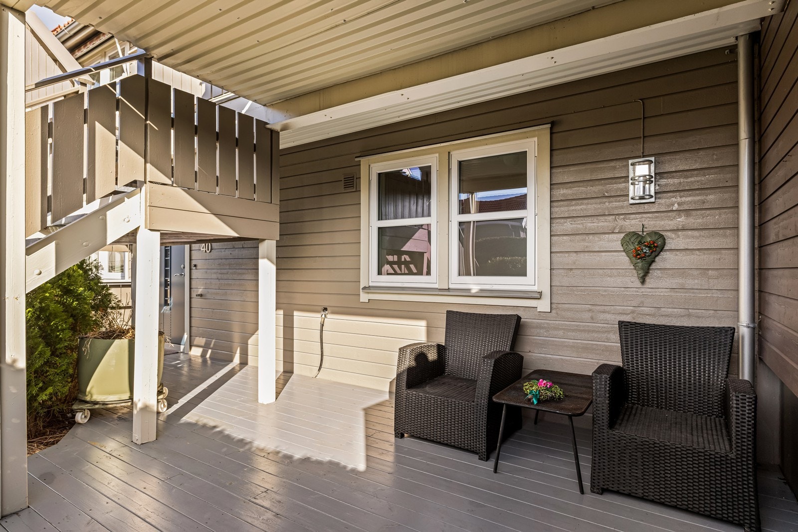 Den romslige terrassen ligger i flukt med inngangspartiet, bygget i impregnerte materialer, og med god plass til utemøbler. Galleribilde